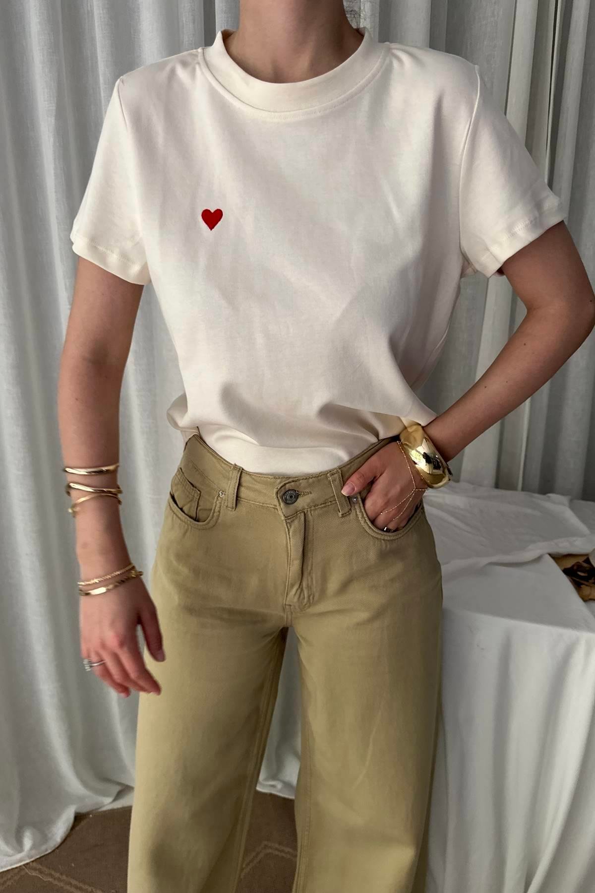 BİSİKLET YAKA KALP NAKIŞLI TSHIRT