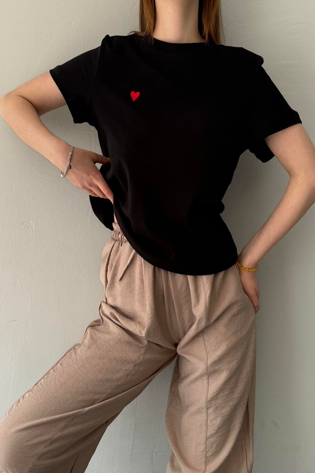 BİSİKLET YAKA KALP NAKIŞLI TSHIRT