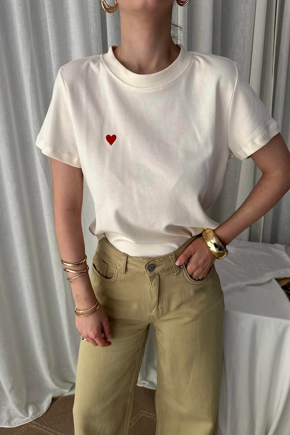 BİSİKLET YAKA KALP NAKIŞLI TSHIRT