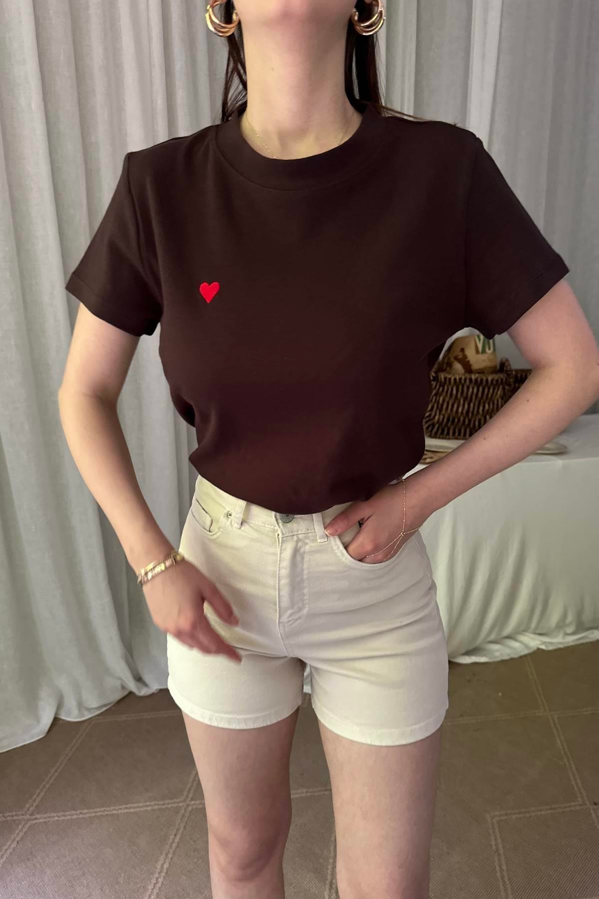 BİSİKLET YAKA KALP NAKIŞLI TSHIRT