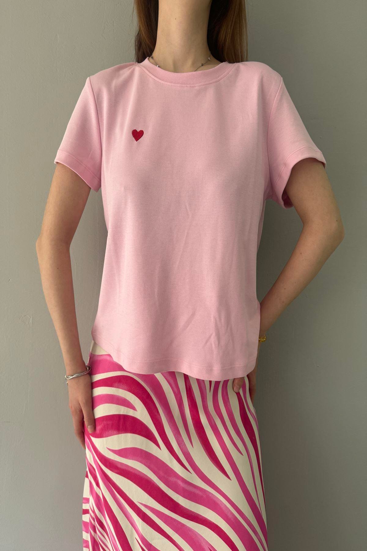 BİSİKLET YAKA KALP NAKIŞLI TSHIRT