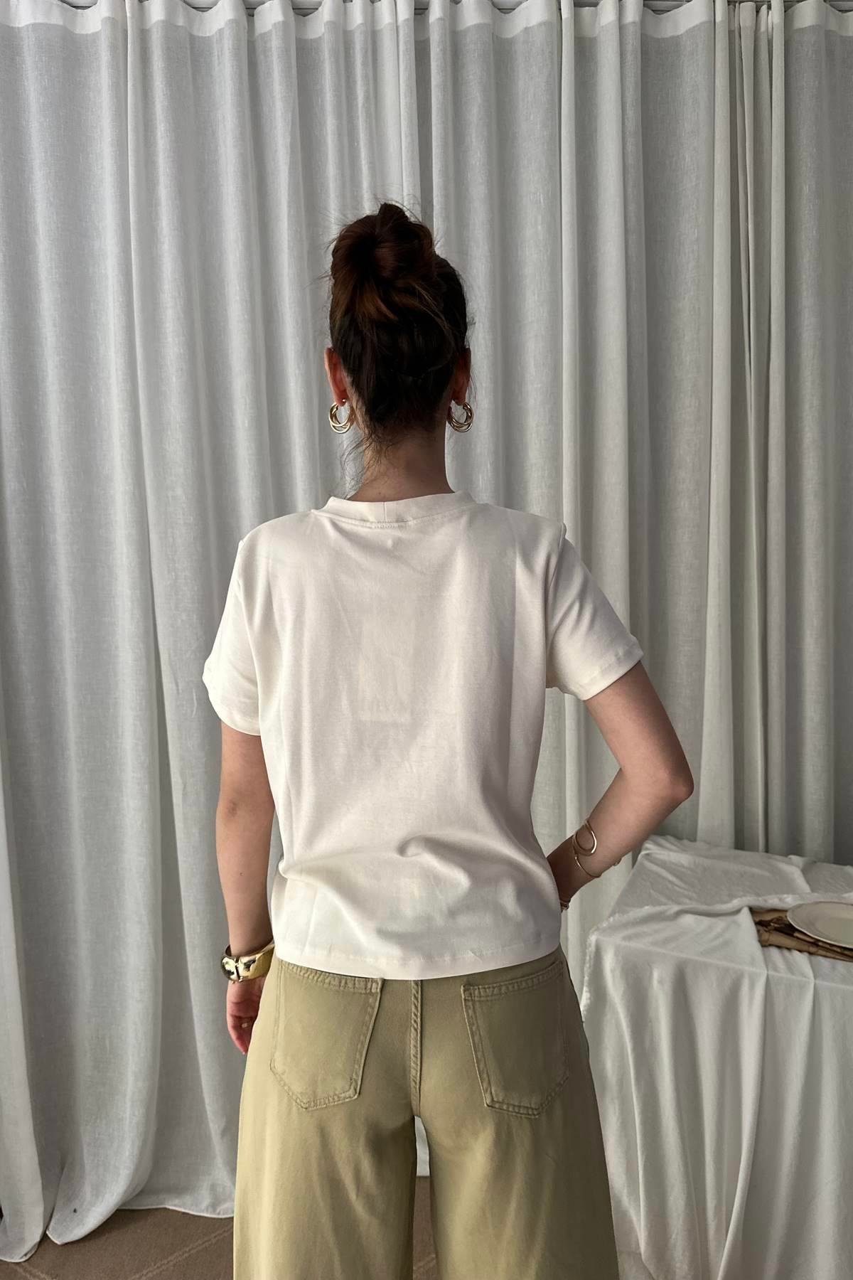BİSİKLET YAKA KALP NAKIŞLI TSHIRT