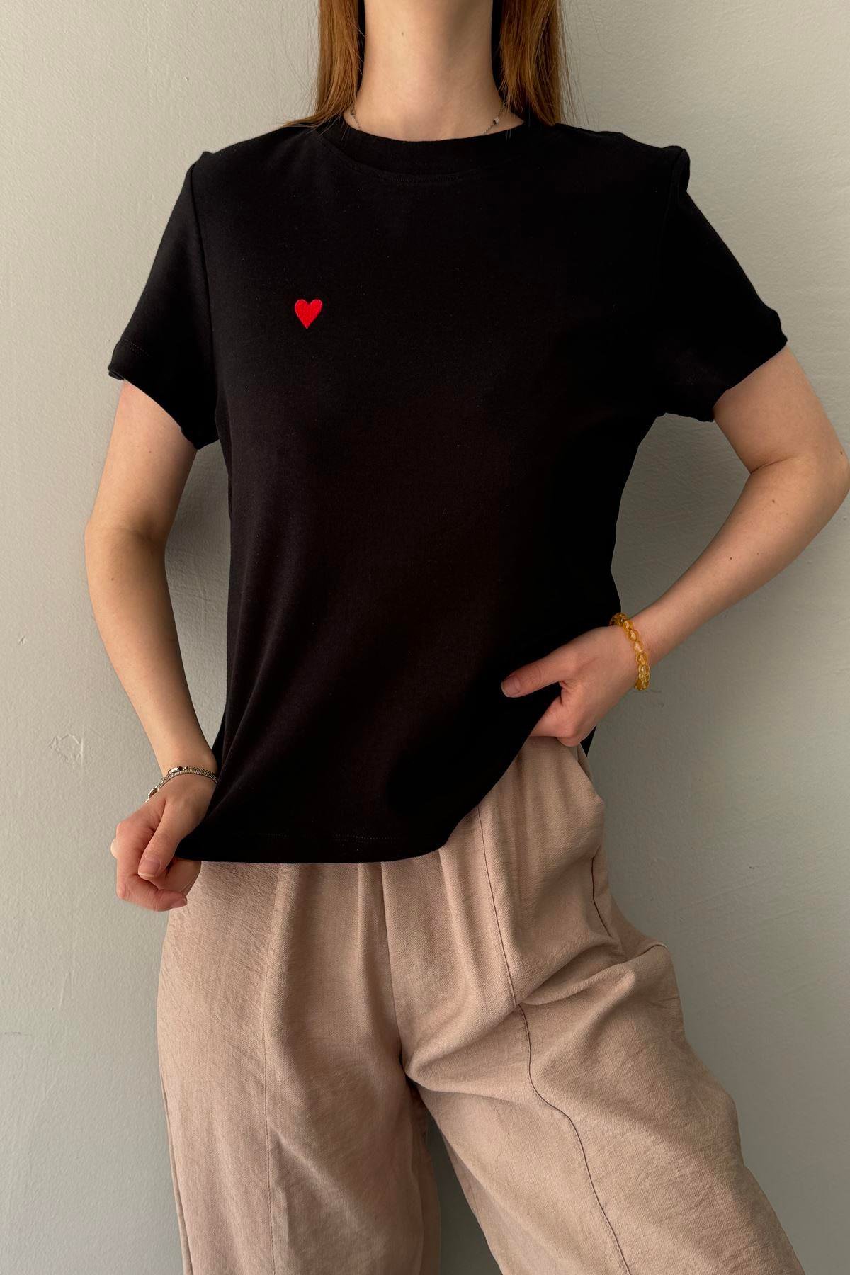BİSİKLET YAKA KALP NAKIŞLI TSHIRT