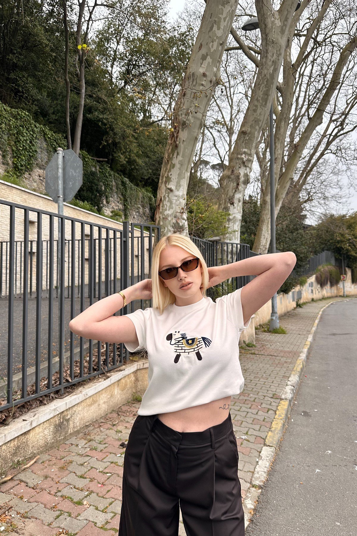 BİSİKLET YAKA NAKIŞ DETAY TSHIRT