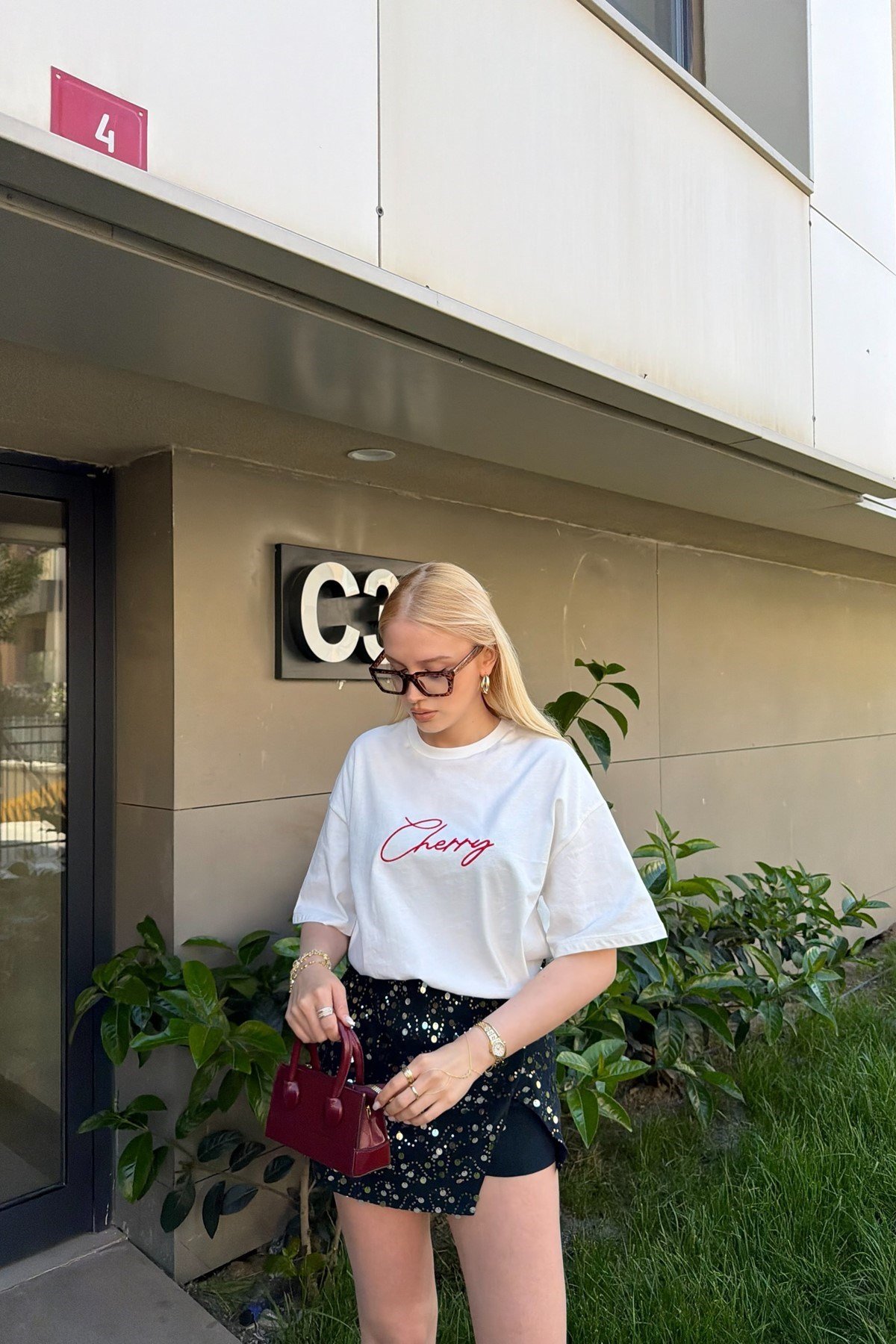 BİSİKLET YAKA NAKIŞ DETAY TSHIRT