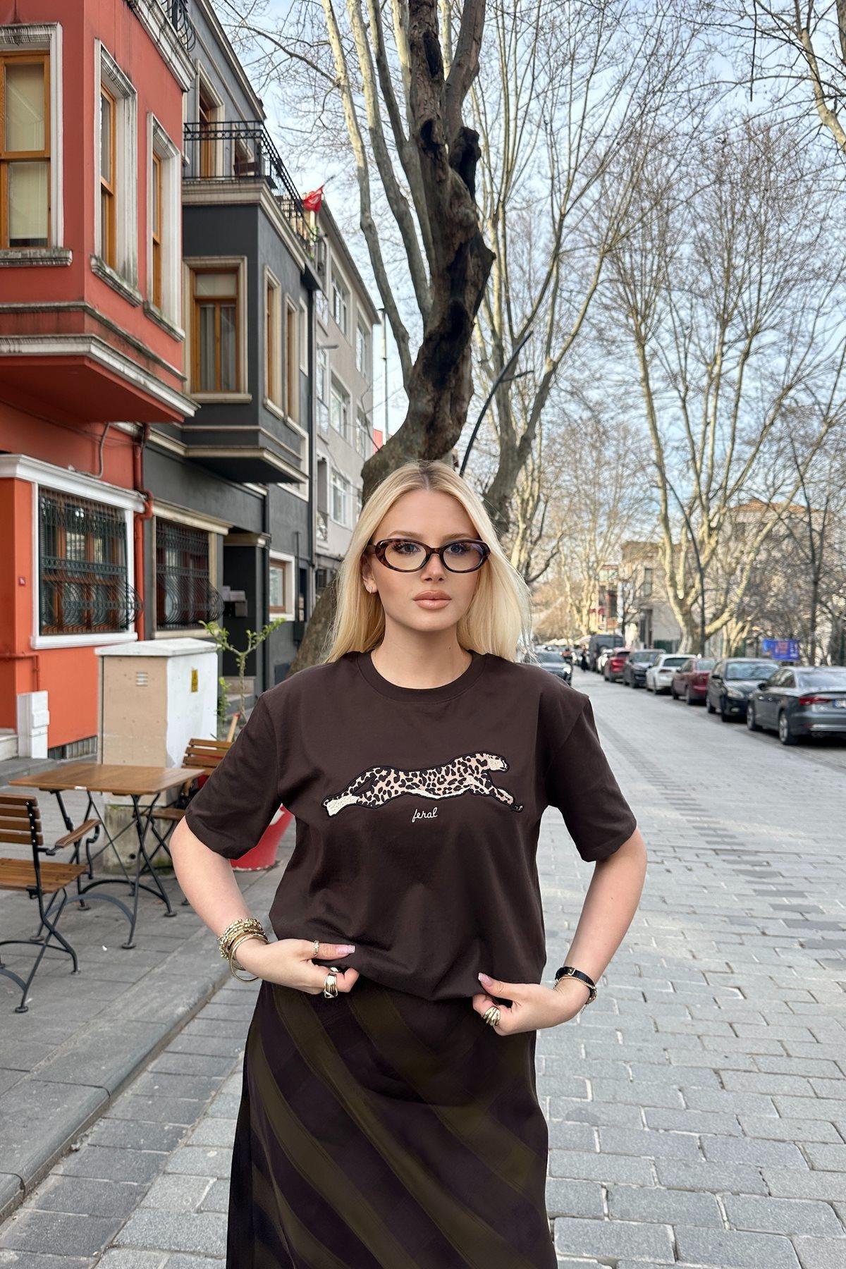 BİSİKLET YAKA NAKIŞ DETAY TSHIRT