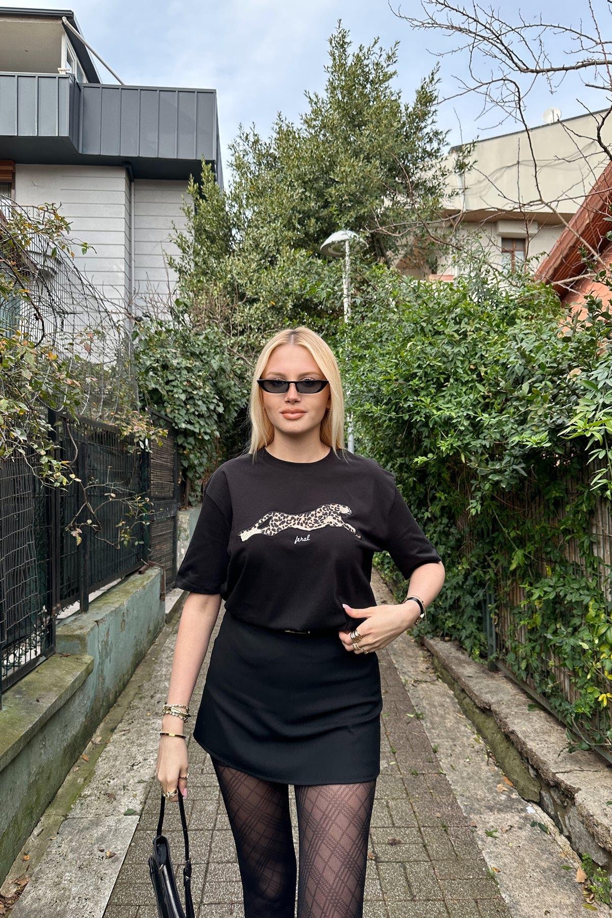 BİSİKLET YAKA NAKIŞ DETAY TSHIRT