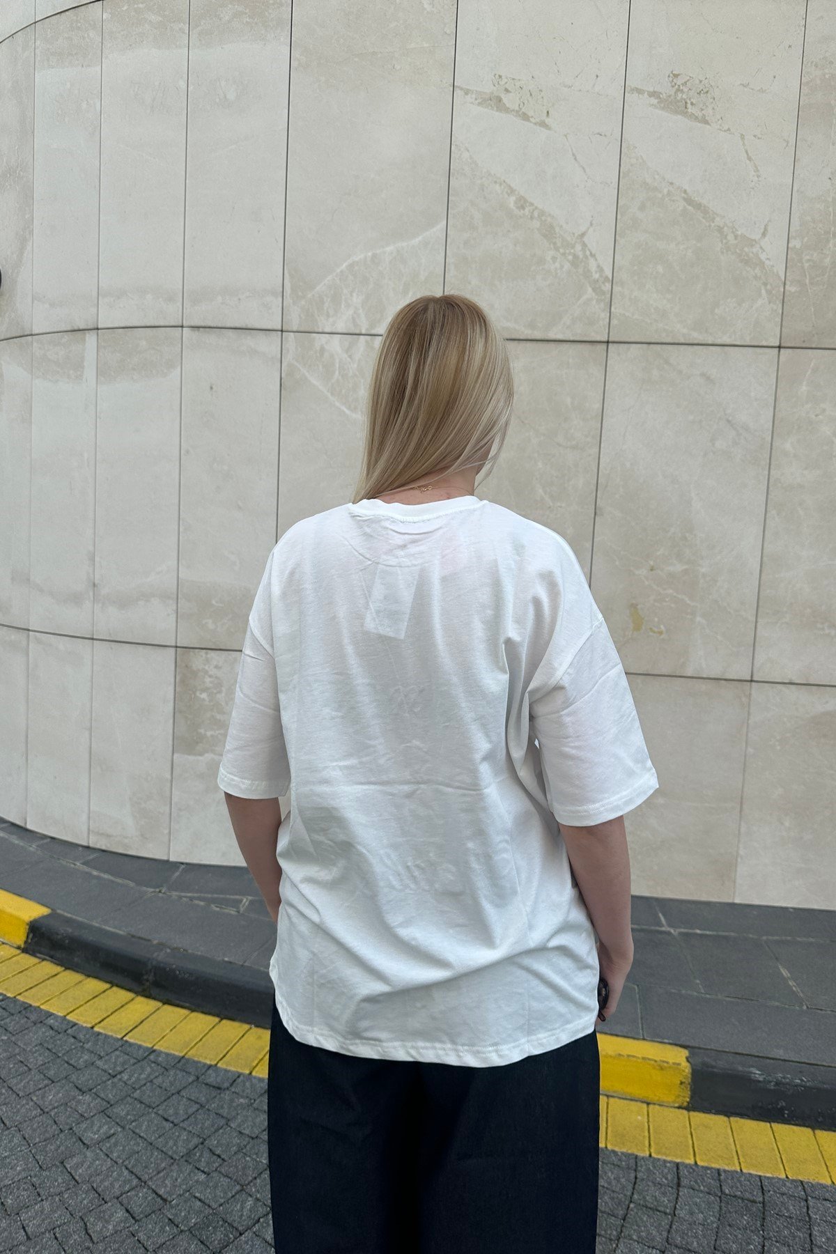 BİSİKLET YAKA NAKIŞ DETAYLI TSHIRT