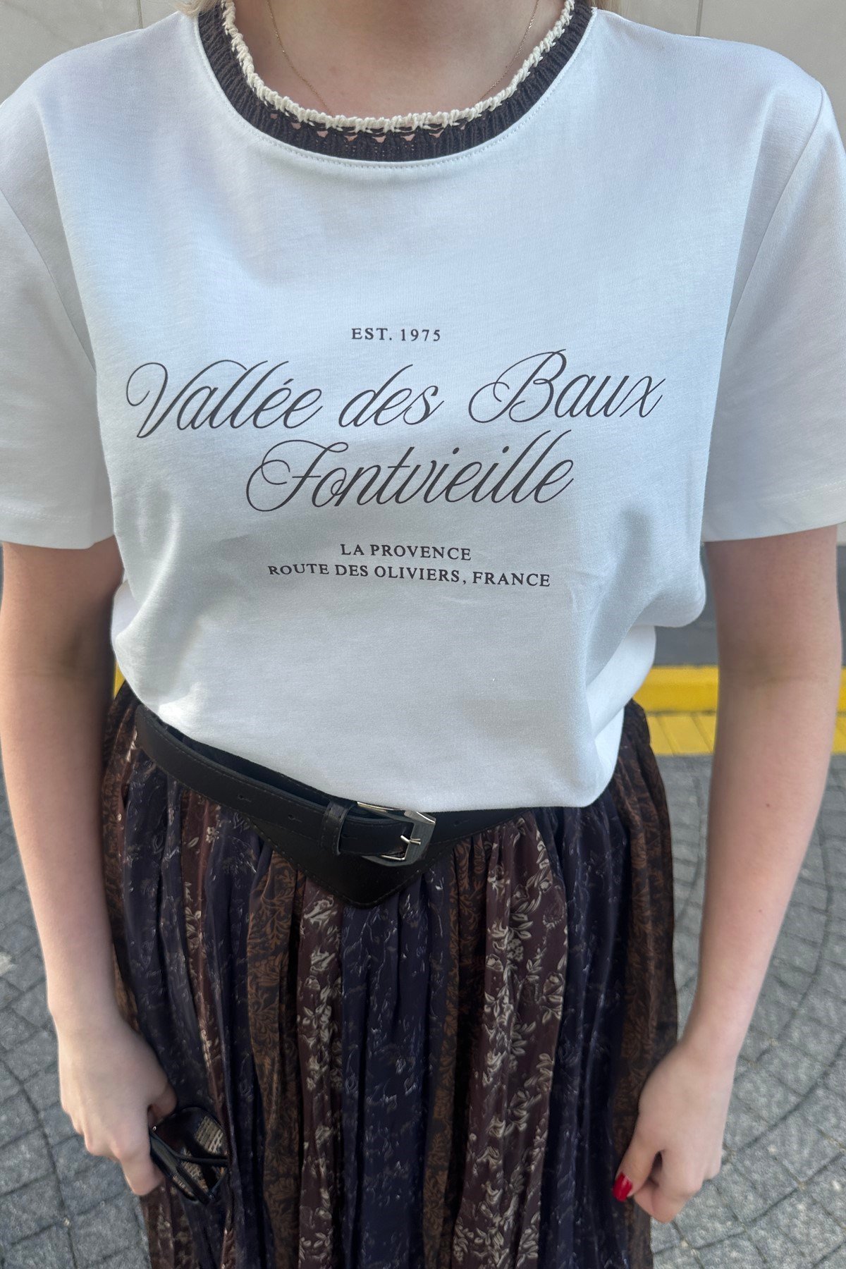 BİSİKLET YAKA NAKIŞ DETAYLI TSHIRT