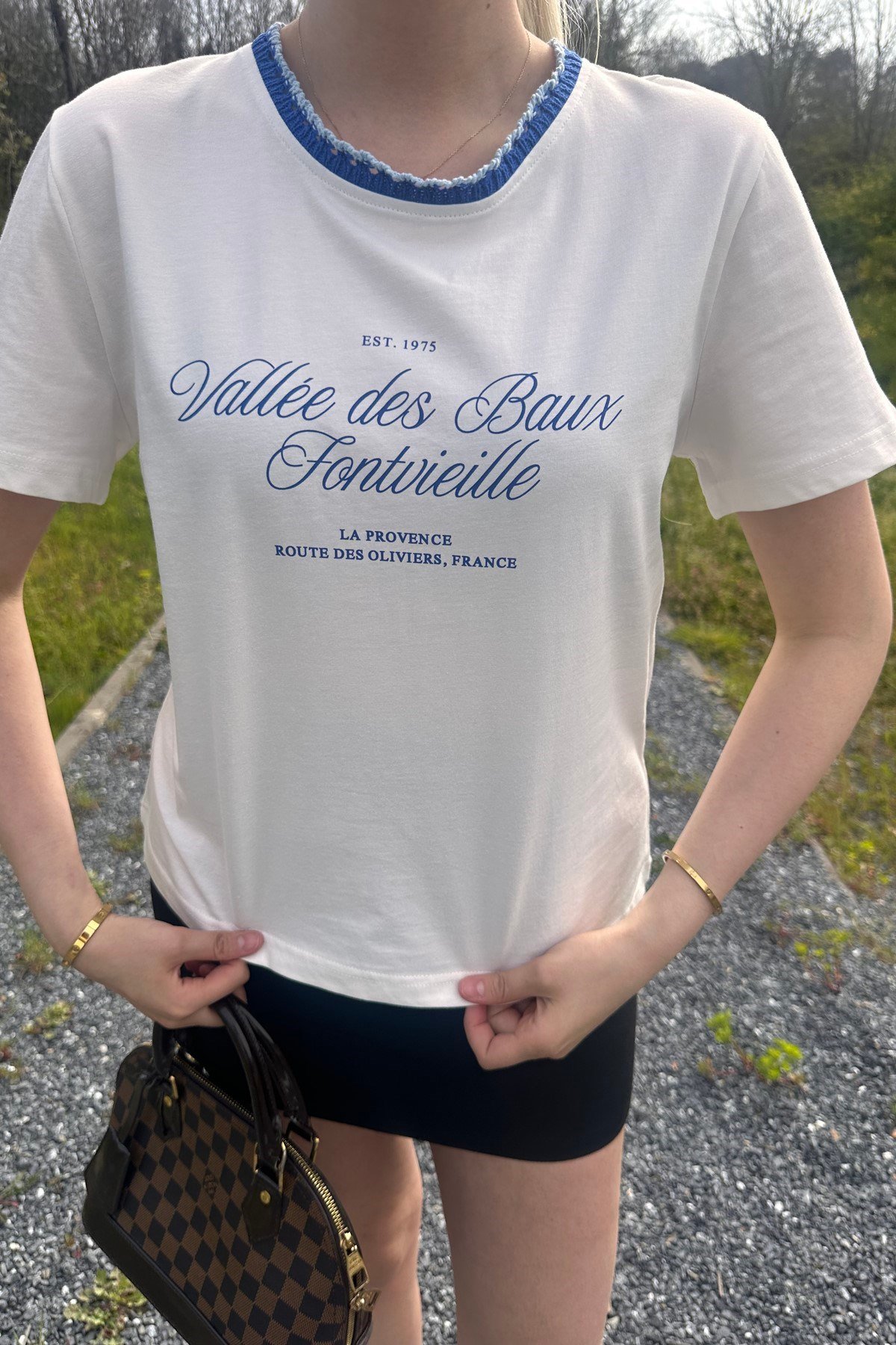 BİSİKLET YAKA NAKIŞ DETAYLI TSHIRT