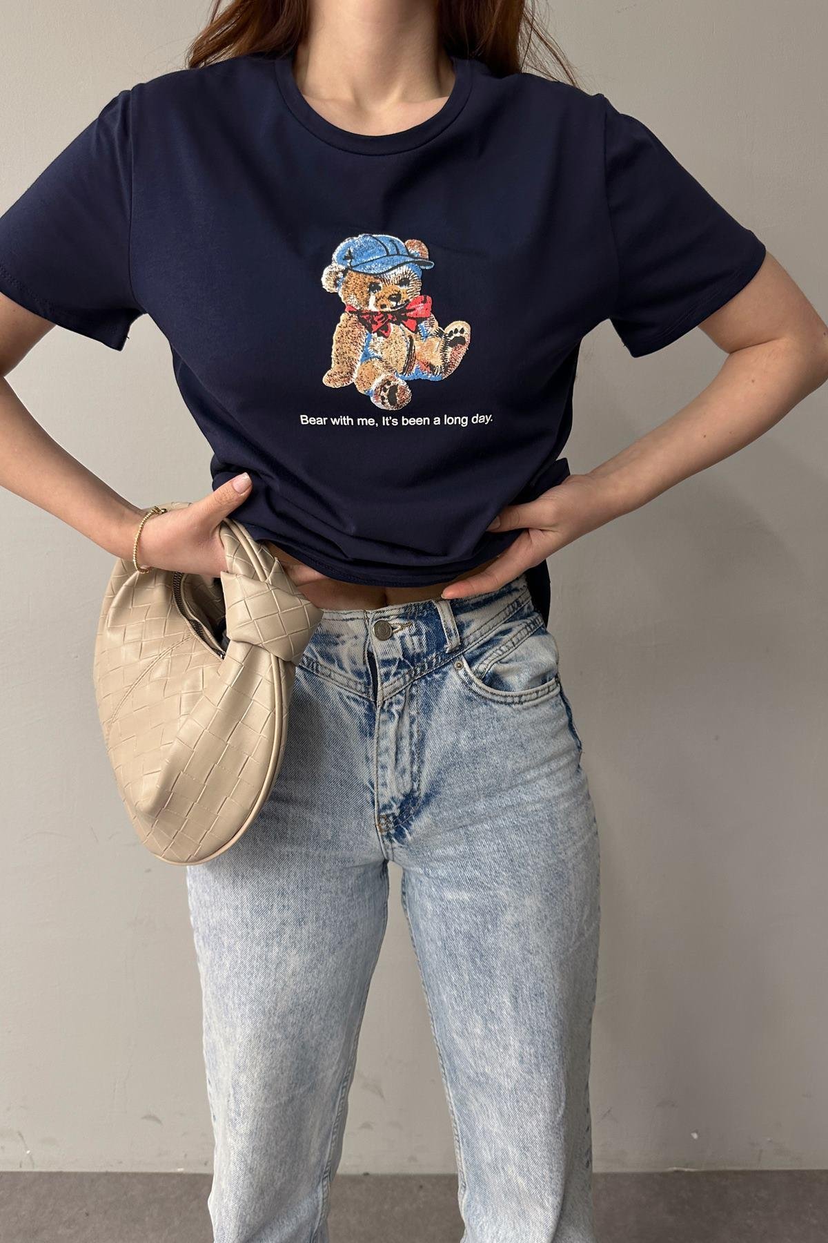 BİSİKLET YAKA NAKIŞ DETAYLI TSHIRT