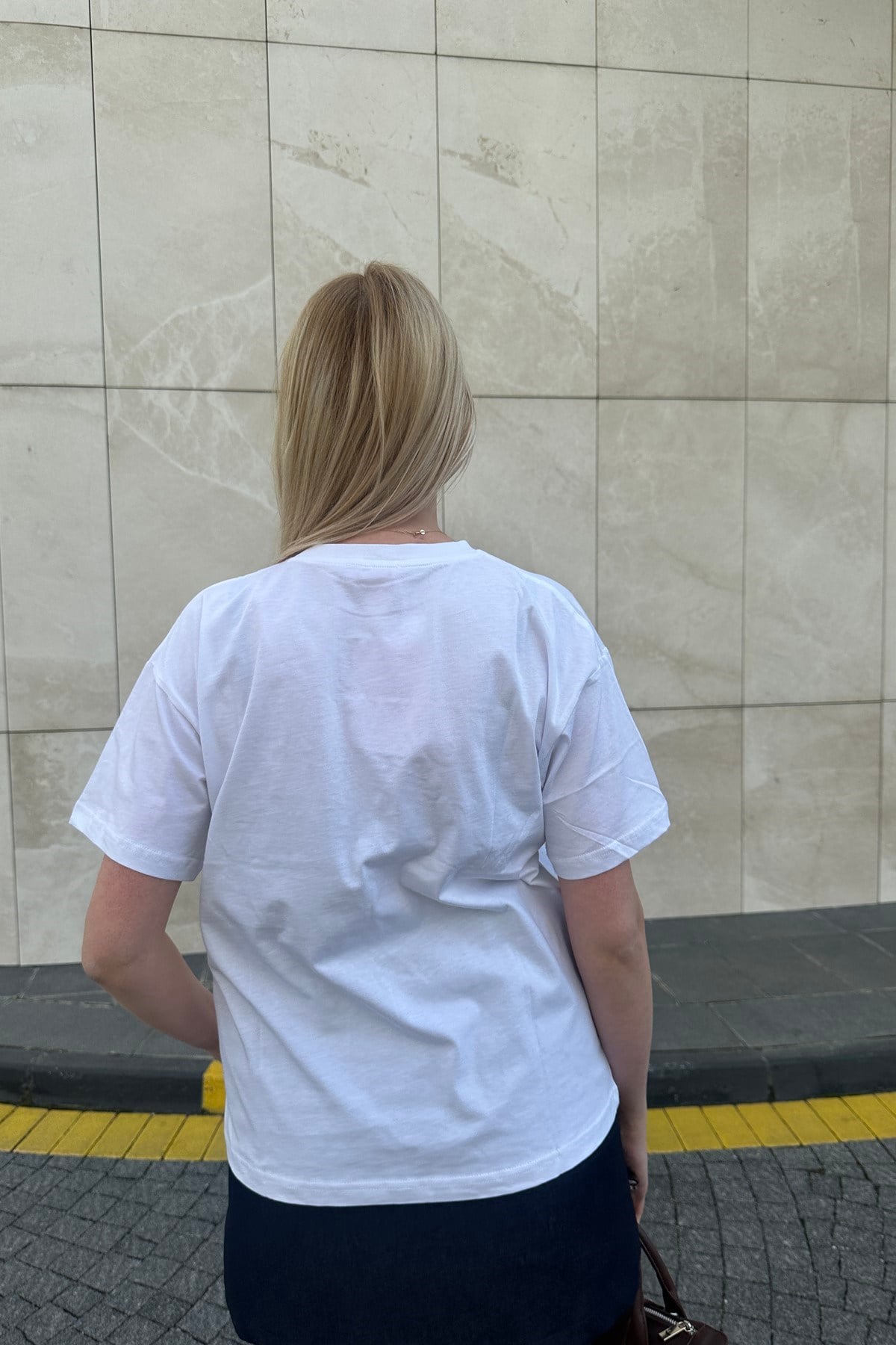 BİSİKLET YAKA NAKIŞ DETAYLI TSHIRT