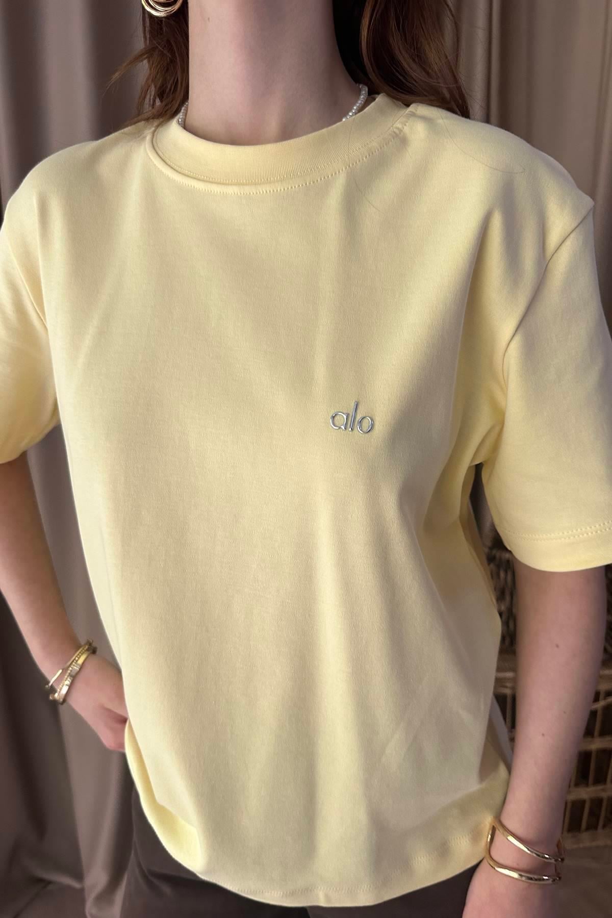 BİSİKLET YAKA NAKIŞ DETAYLI TSHIRT