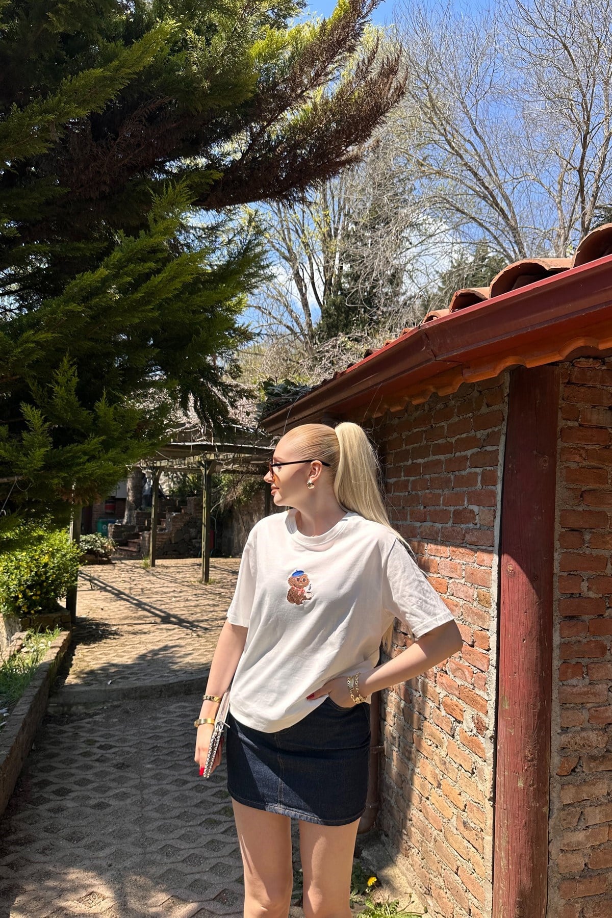 BİSİKLET YAKA NAKIŞ DETAYLI TSHIRT