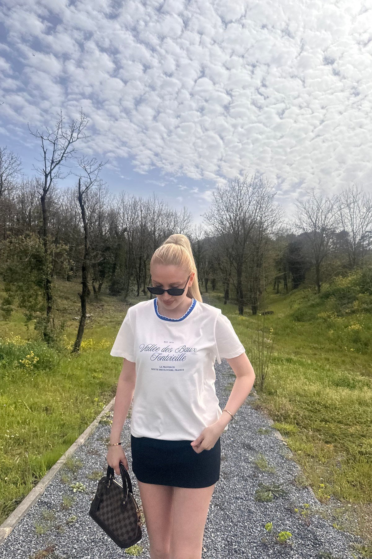 BİSİKLET YAKA NAKIŞ DETAYLI TSHIRT