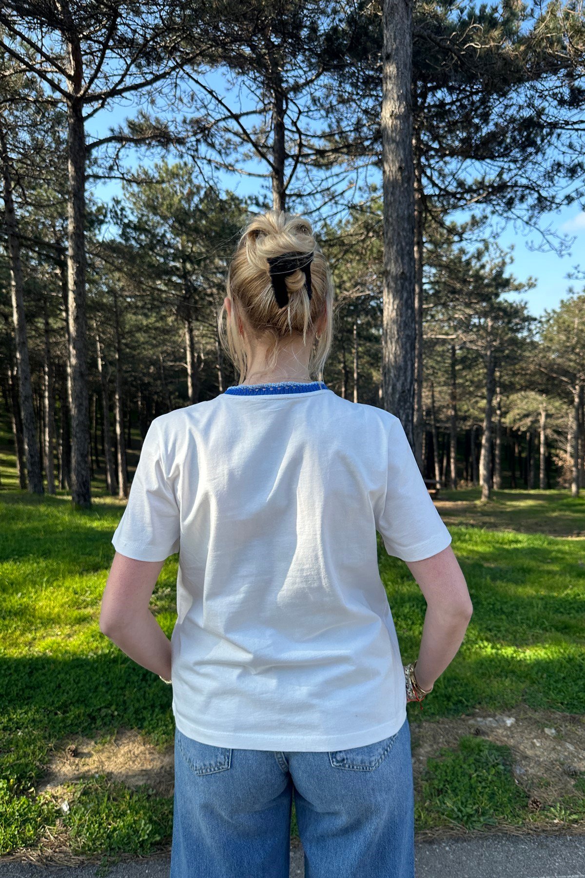 BİSİKLET YAKA NAKIŞ DETAYLI TSHIRT