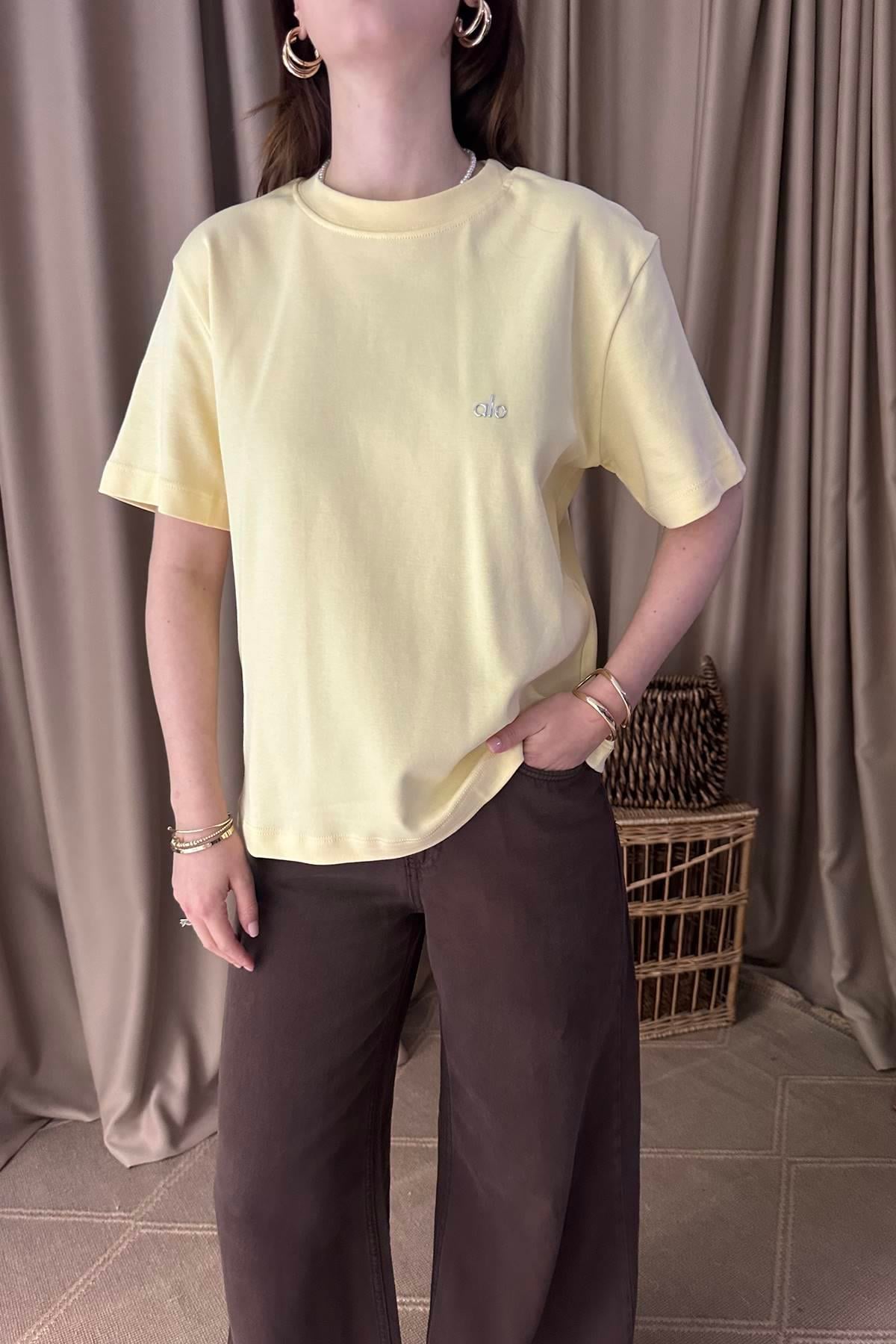BİSİKLET YAKA NAKIŞ DETAYLI TSHIRT