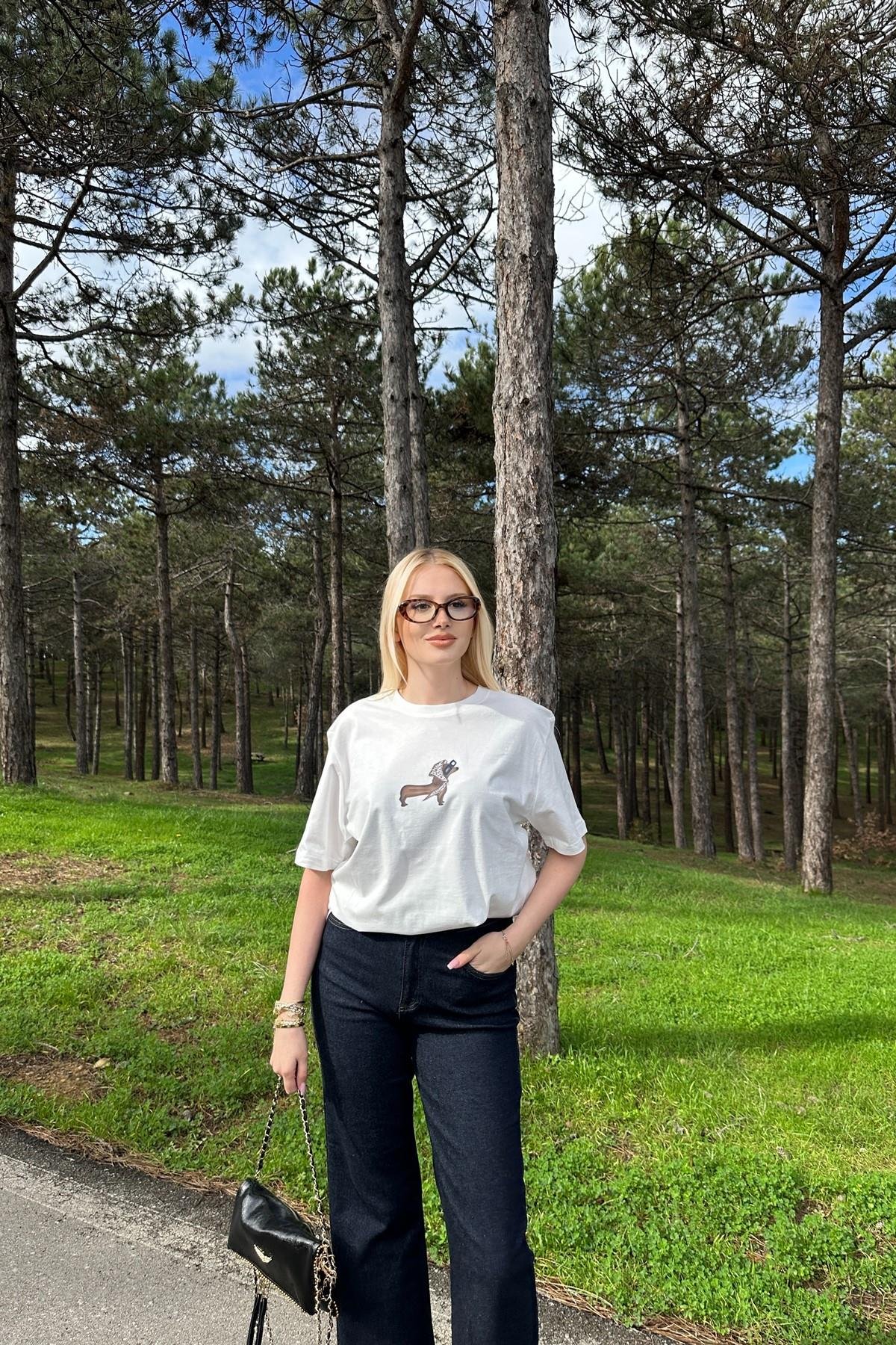 BİSİKLET YAKA NAKIŞ DETAYLI TSHIRT