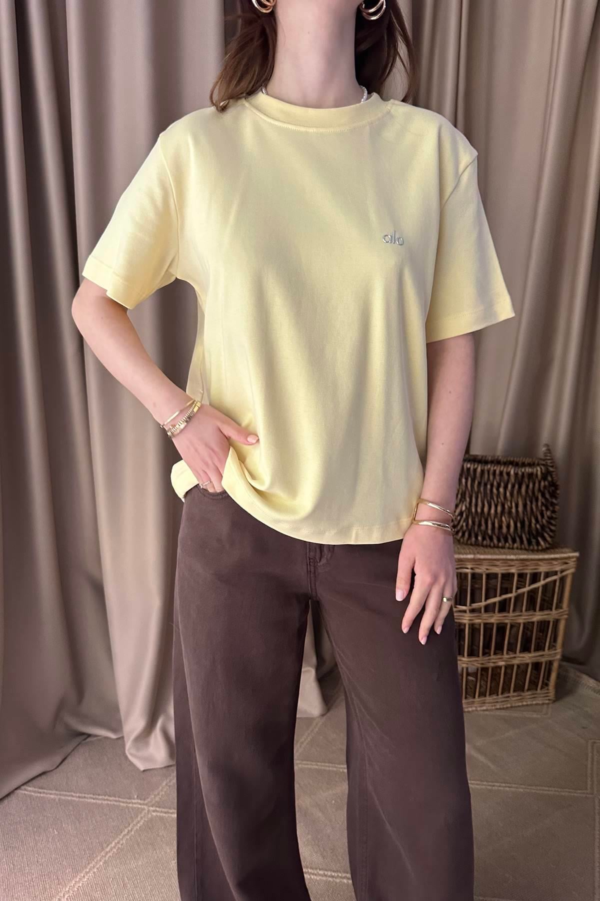 BİSİKLET YAKA NAKIŞ DETAYLI TSHIRT