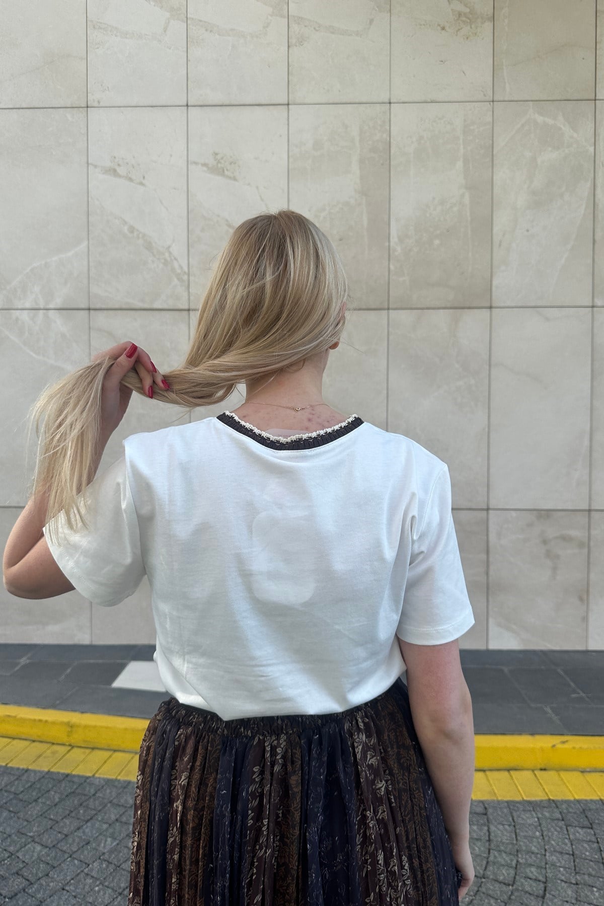 BİSİKLET YAKA NAKIŞ DETAYLI TSHIRT