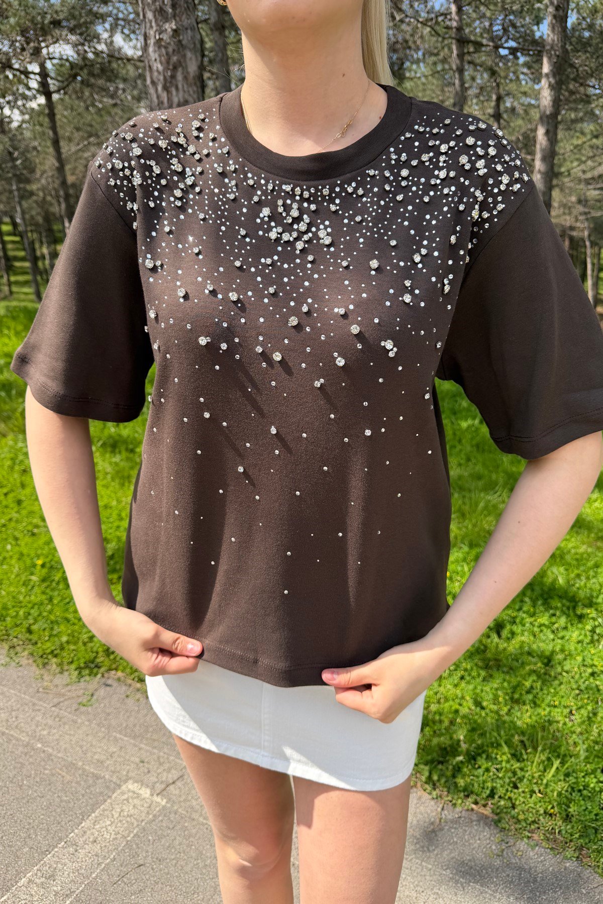 BİSİKLET YAKA ÖNÜ TAŞ DETAYLI TSHIRT