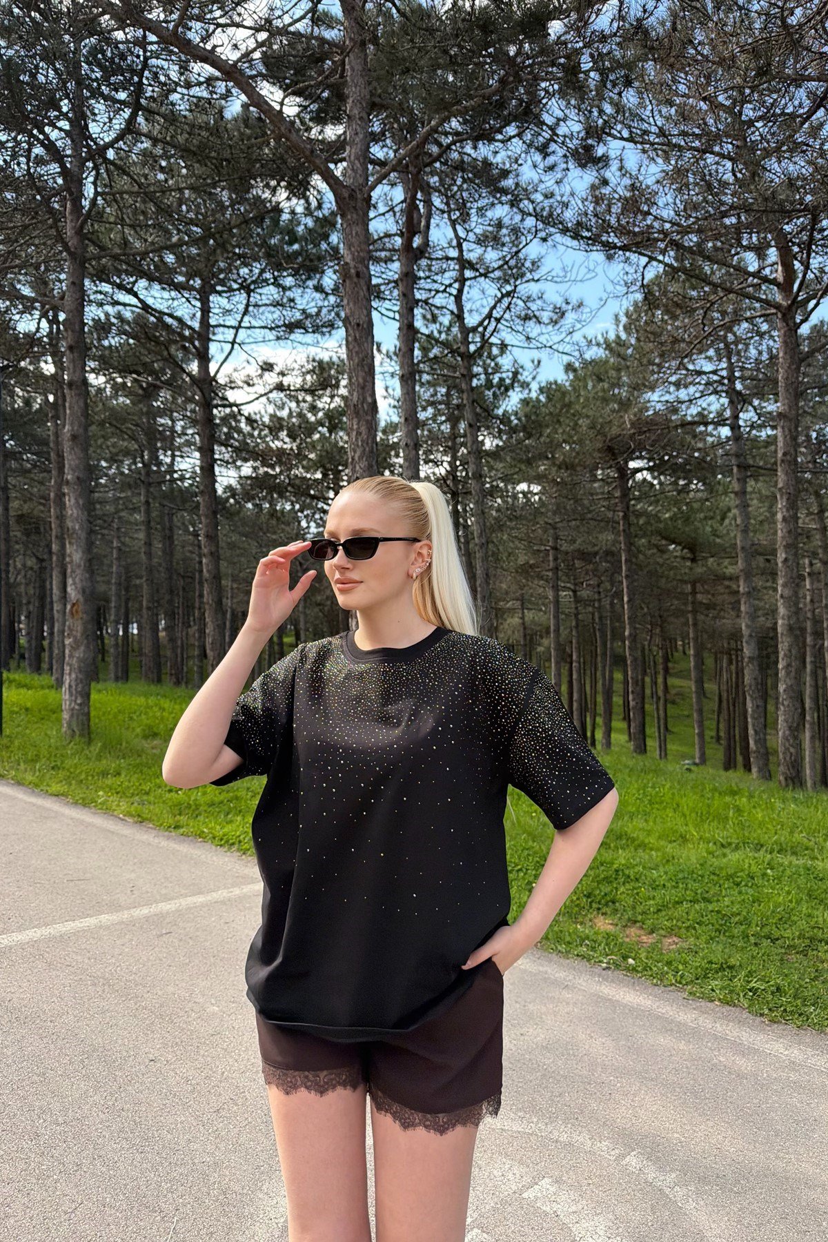 BİSİKLET YAKA ÖNÜ TAŞ DETAYLI TSHIRT