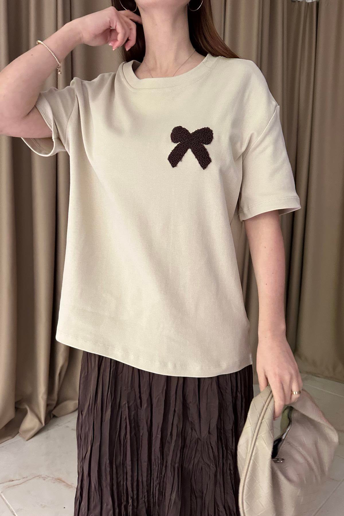 FİYONK NAKIŞ DETAYLI TSHIRT