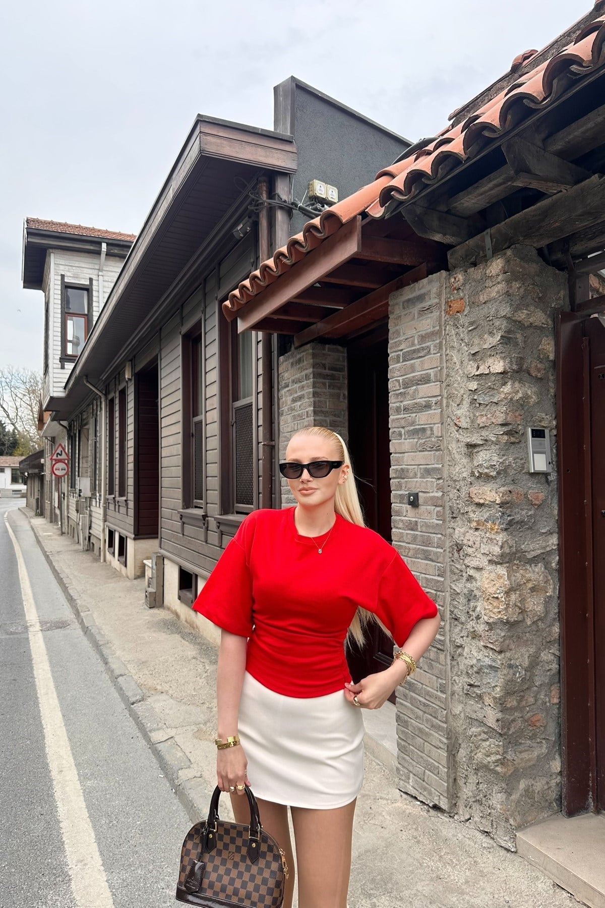 İKİ YANI BÜZGÜ DETAY TSHIRT