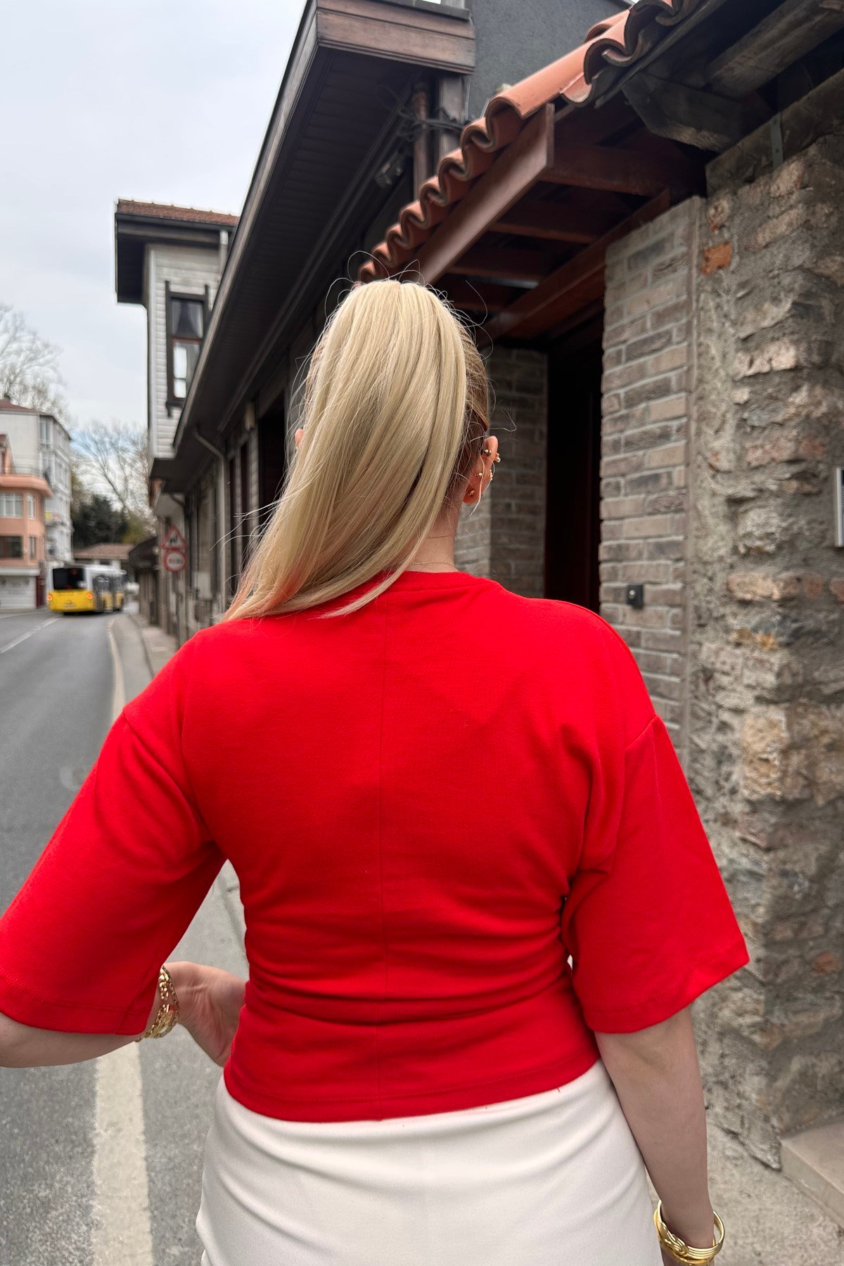 İKİ YANI BÜZGÜ DETAY TSHIRT