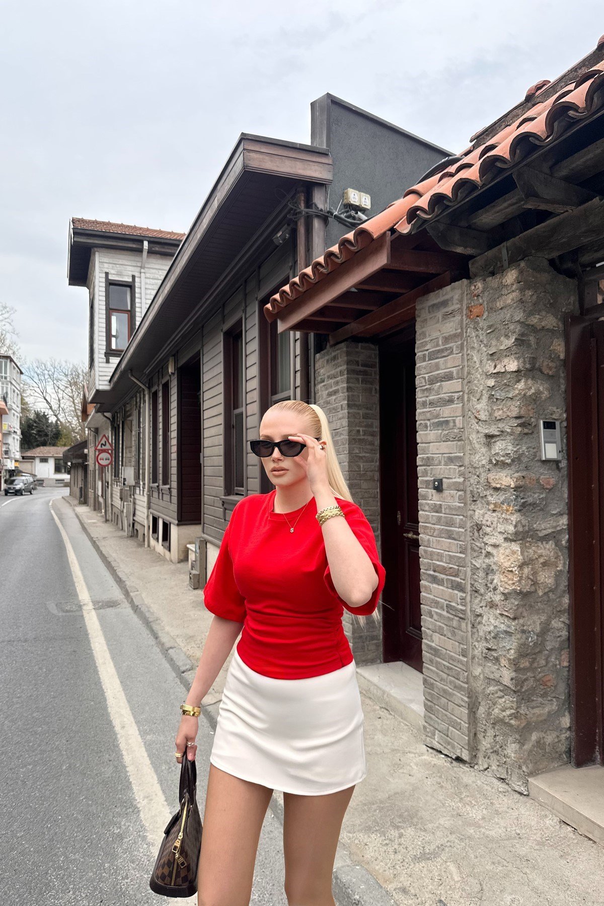 İKİ YANI BÜZGÜ DETAY TSHIRT
