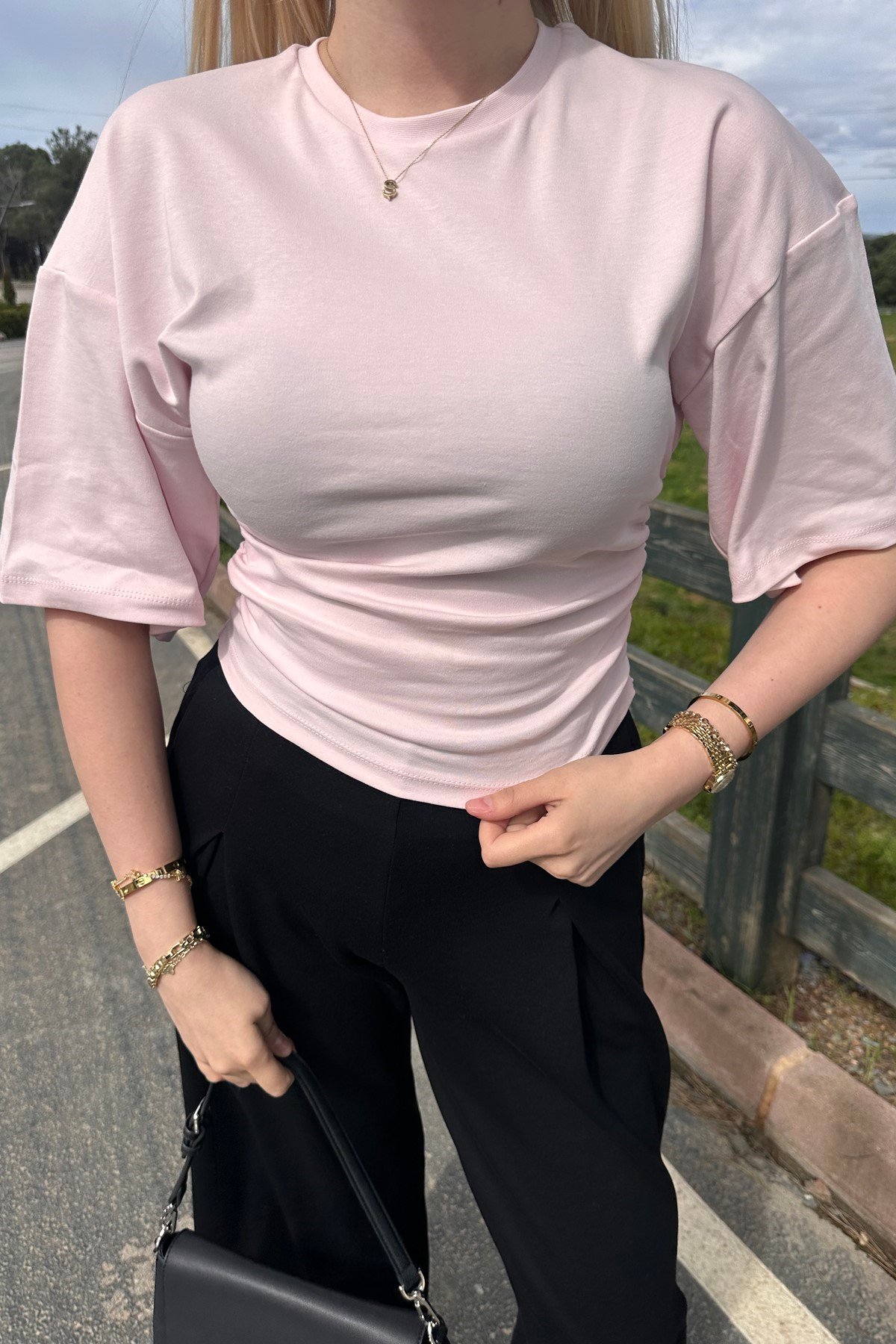 İKİ YANI BÜZGÜ DETAY TSHIRT