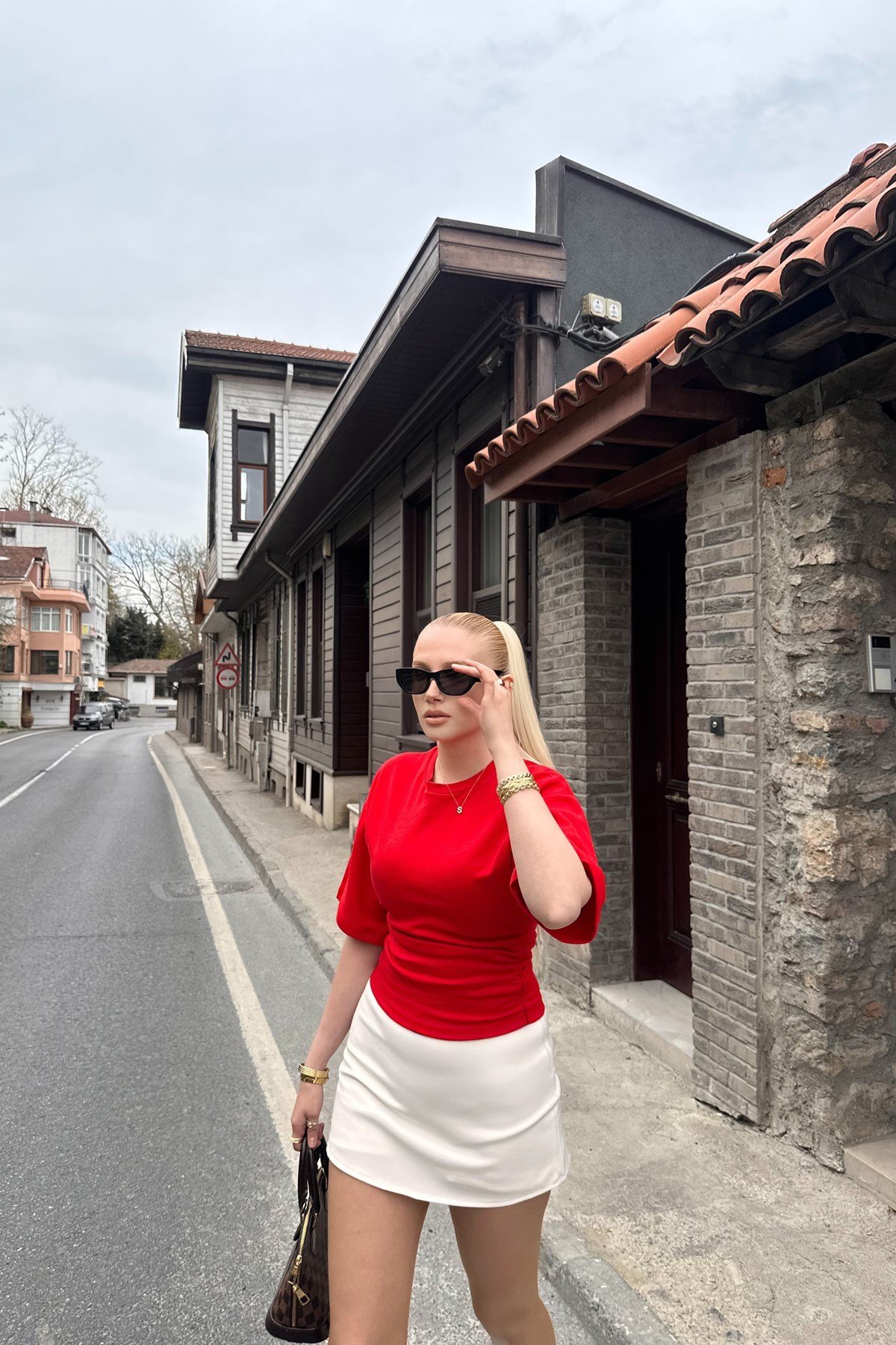 İKİ YANI BÜZGÜ DETAY TSHIRT