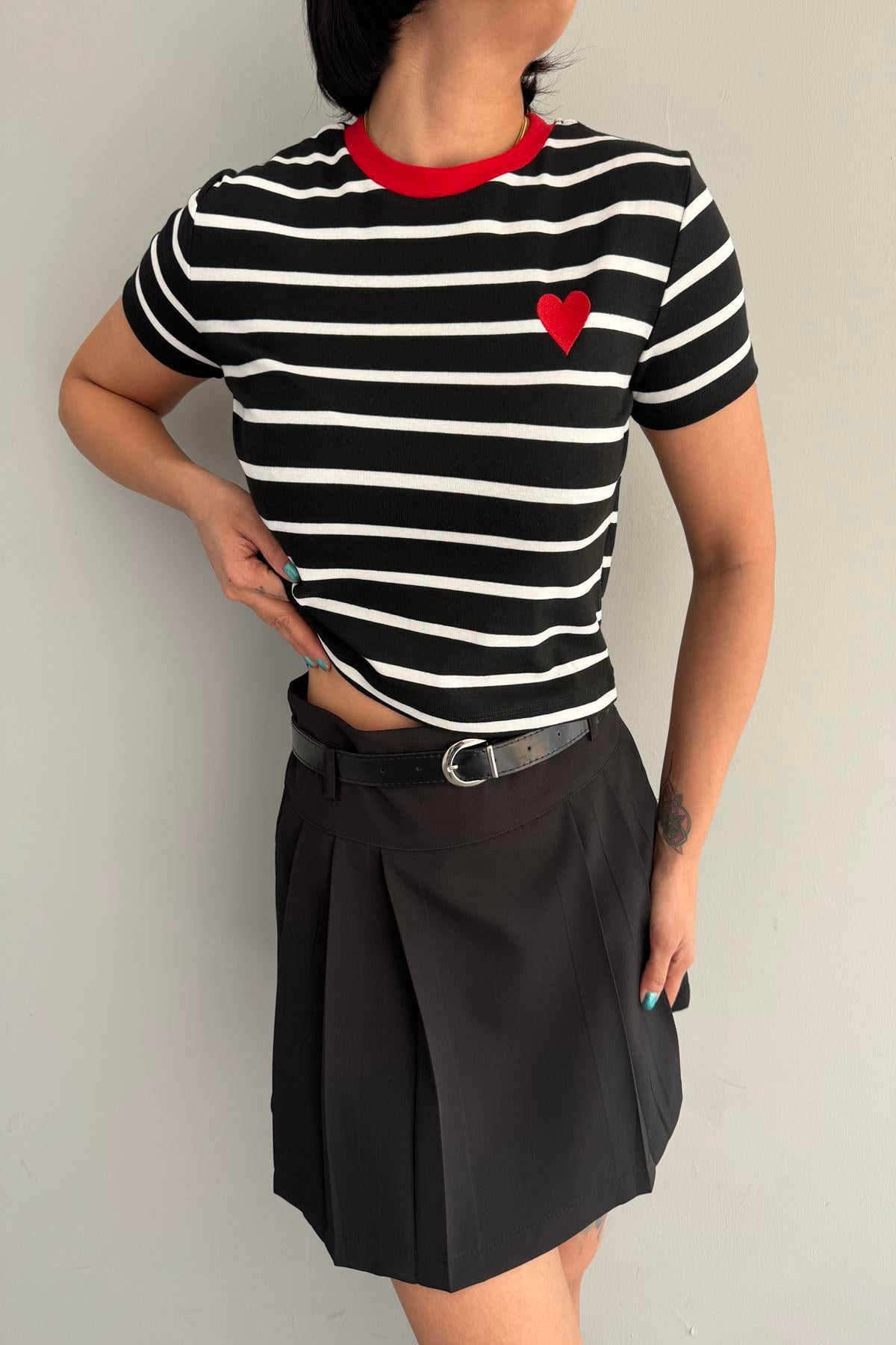 KALP NAKIŞLI ÇİZGİLİ CROP TSHIRT
