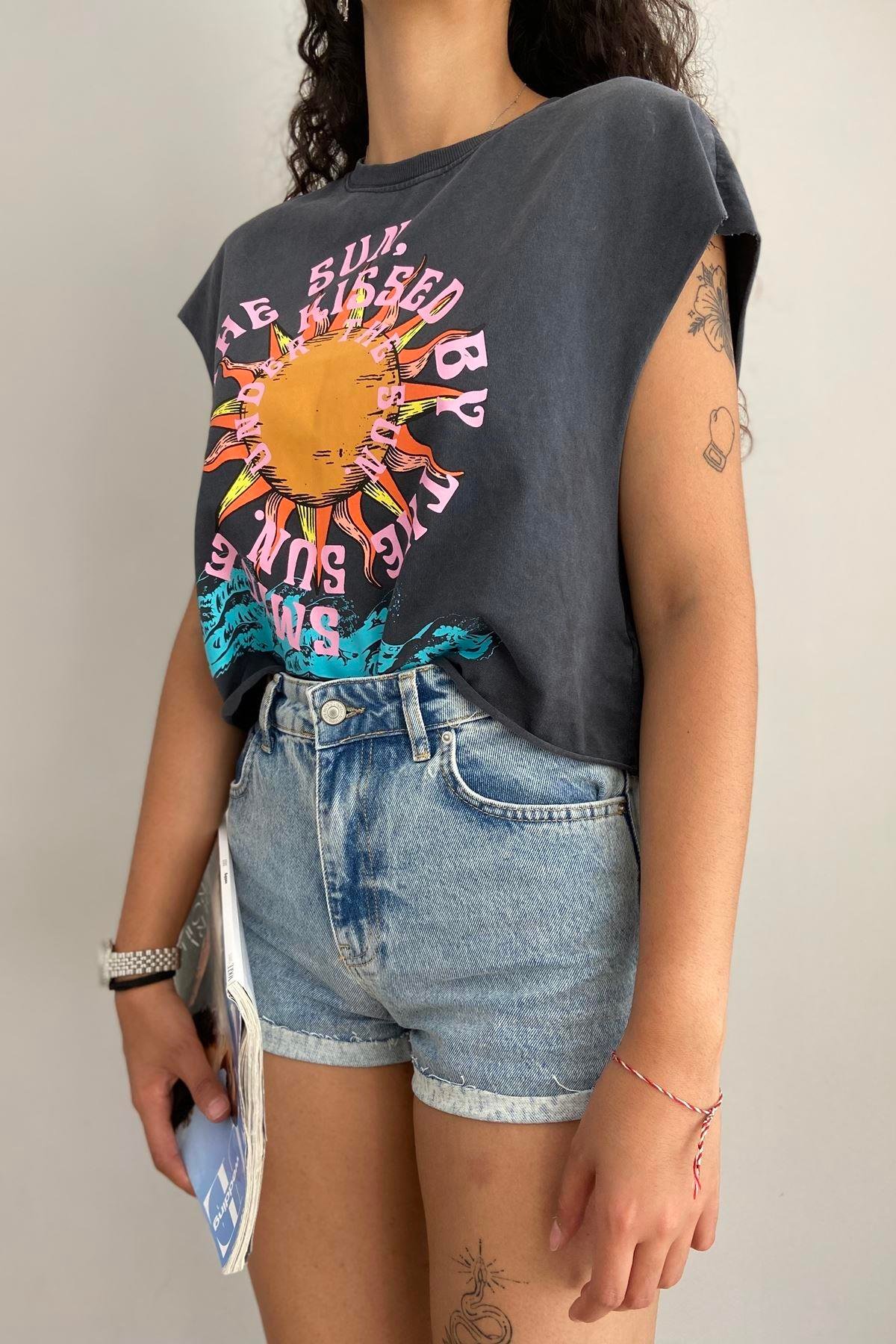 KOLSUZ BASKILI TSHIRT