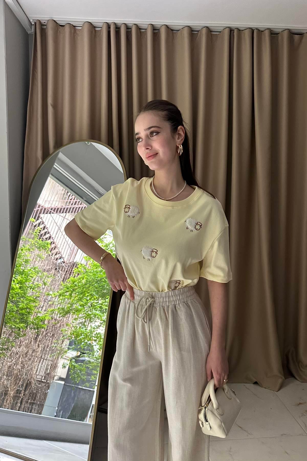 KUZU NAKIŞ DETAYLI TSHIRT