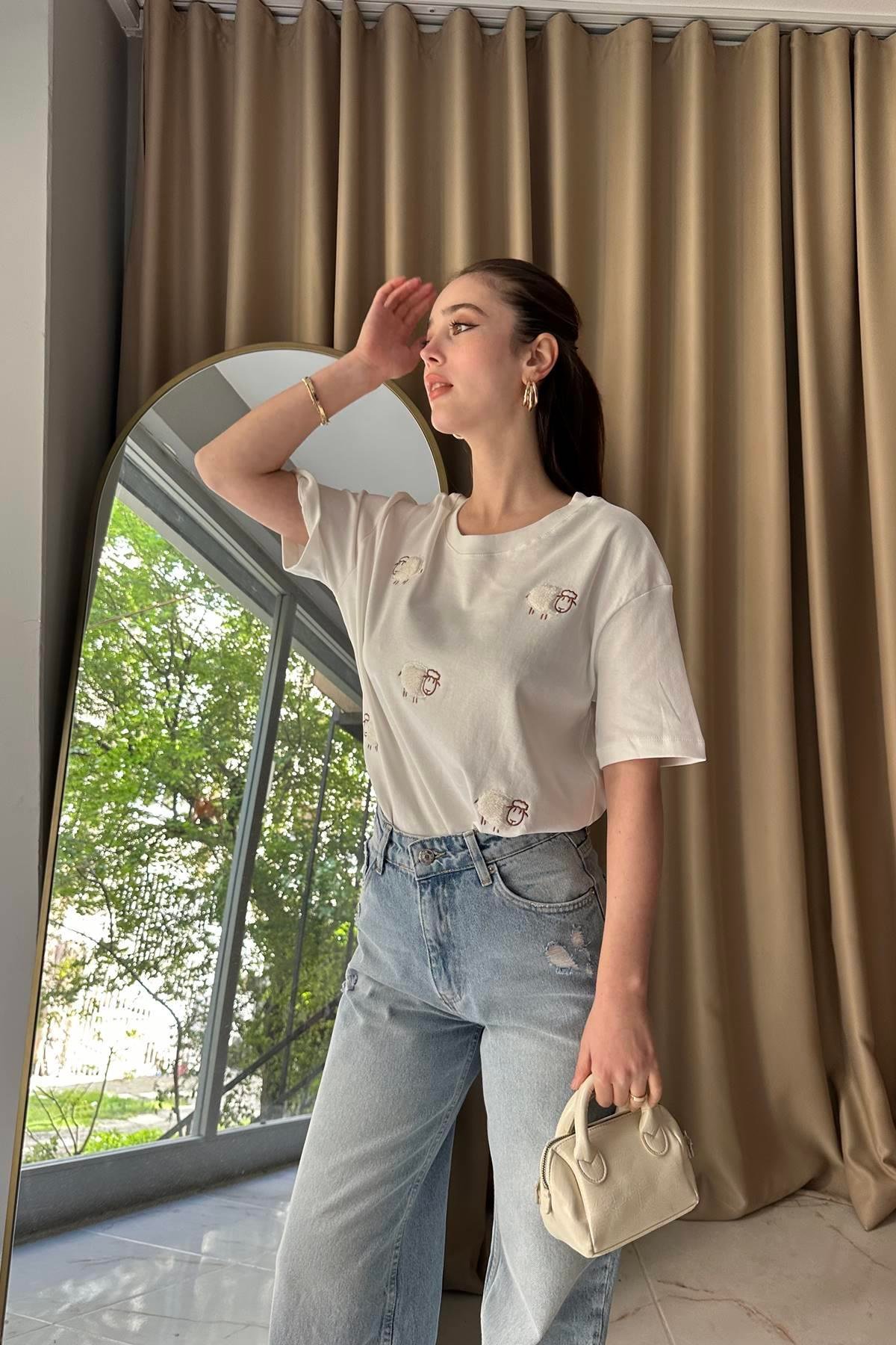 KUZU NAKIŞ DETAYLI TSHIRT