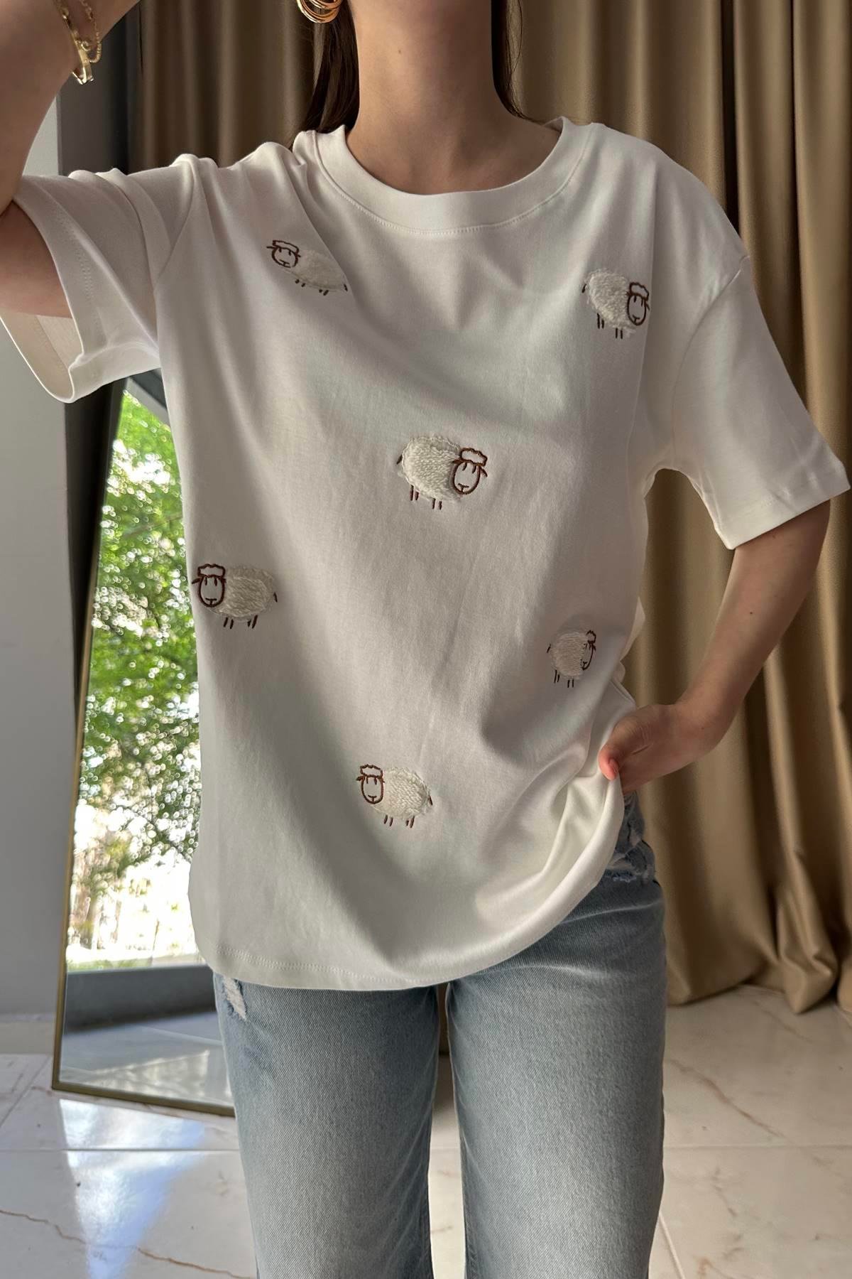 KUZU NAKIŞ DETAYLI TSHIRT