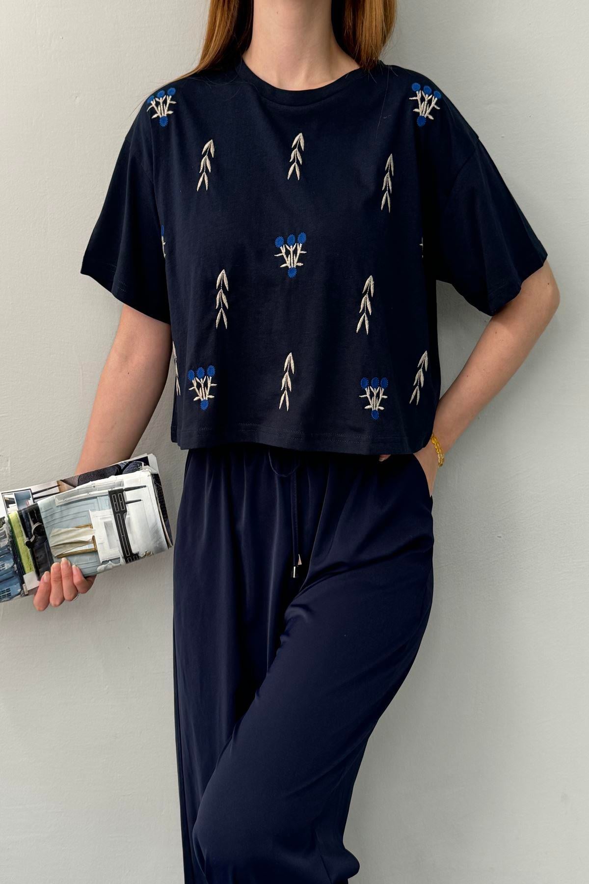 NAKIŞ DETAYLI TSHIRT