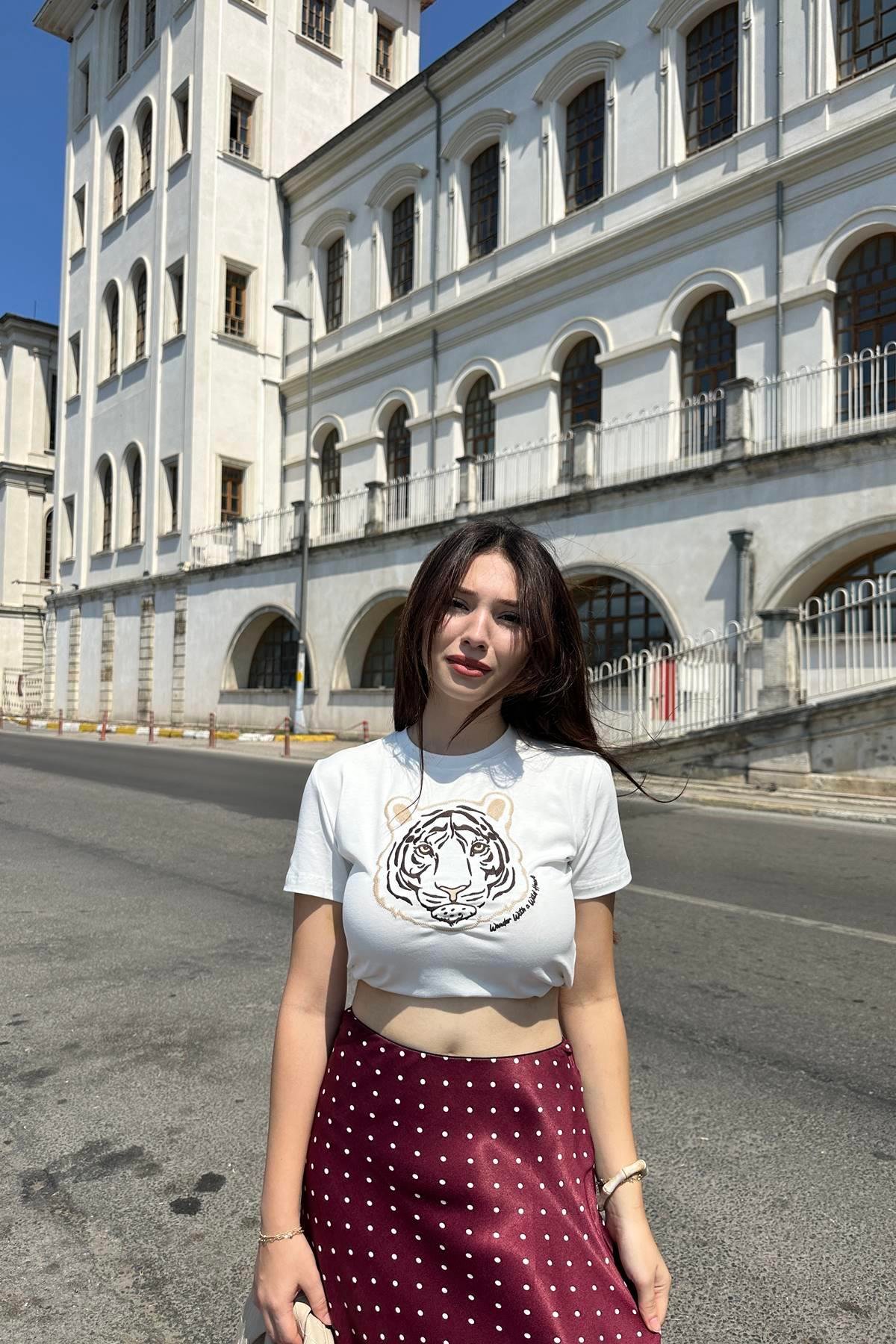 NAKIŞ DETAYLI TSHIRT