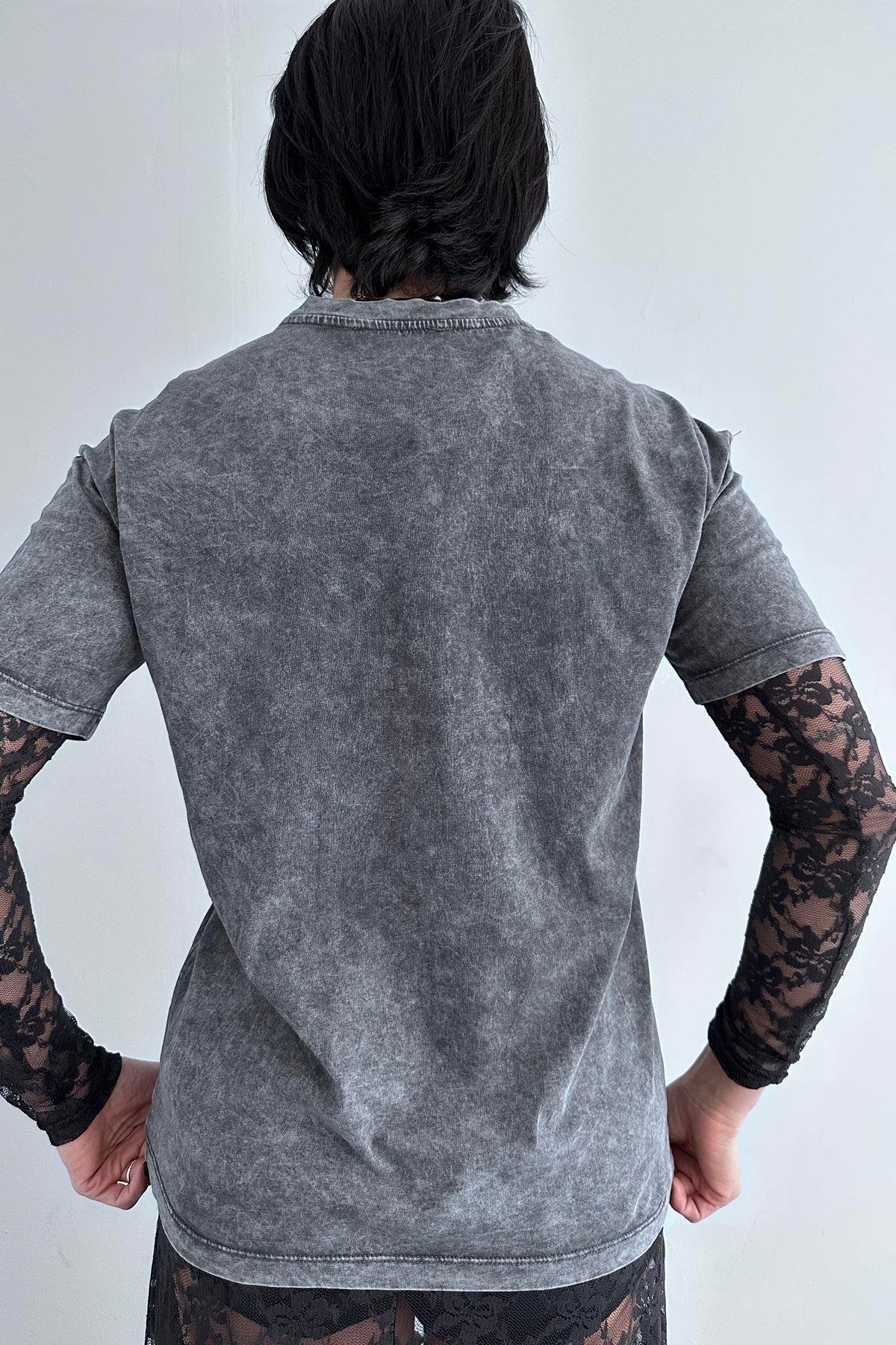 OMUZ AKSESUARLI TSHIRT