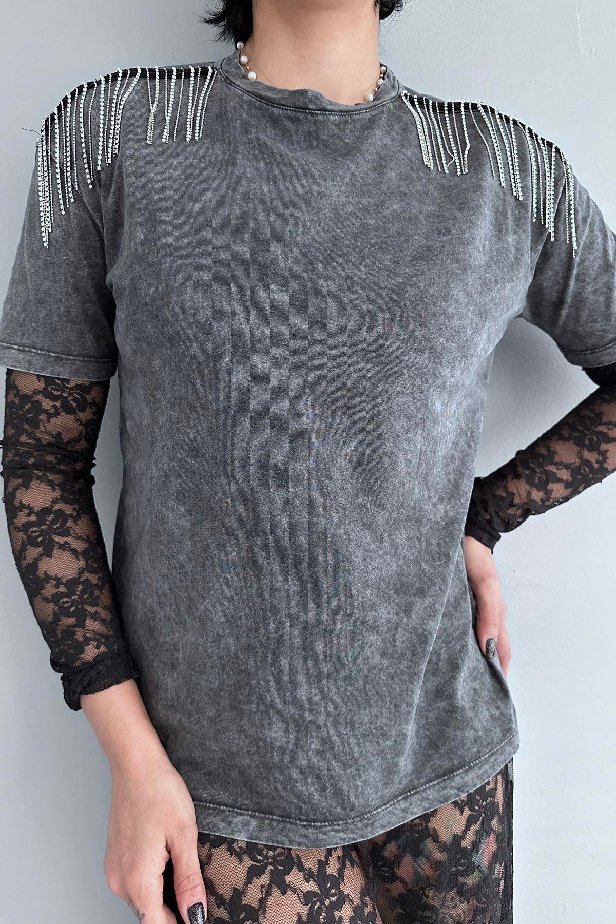 OMUZ AKSESUARLI TSHIRT