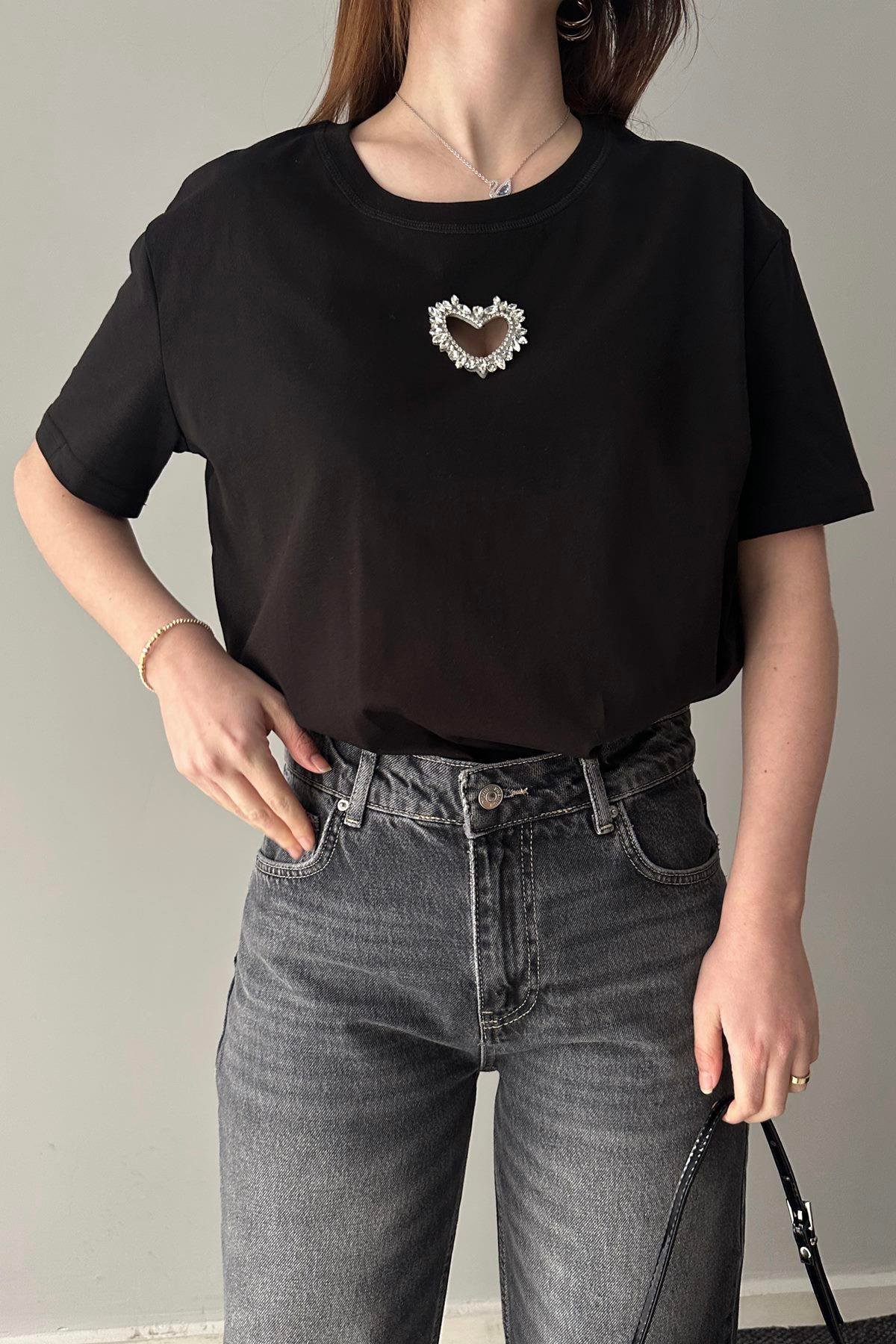 ÖNÜ KALP İŞLEMELİ TSHIRT