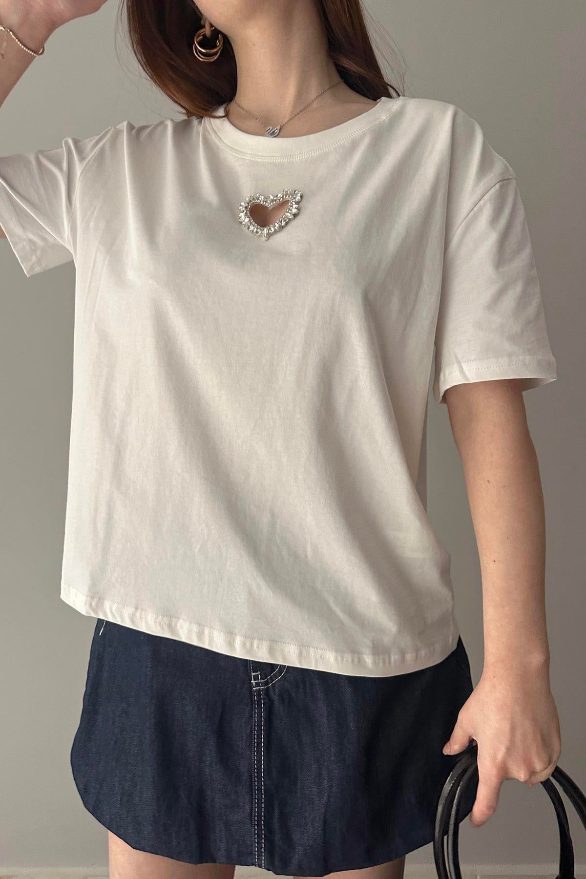 ÖNÜ KALP İŞLEMELİ TSHIRT