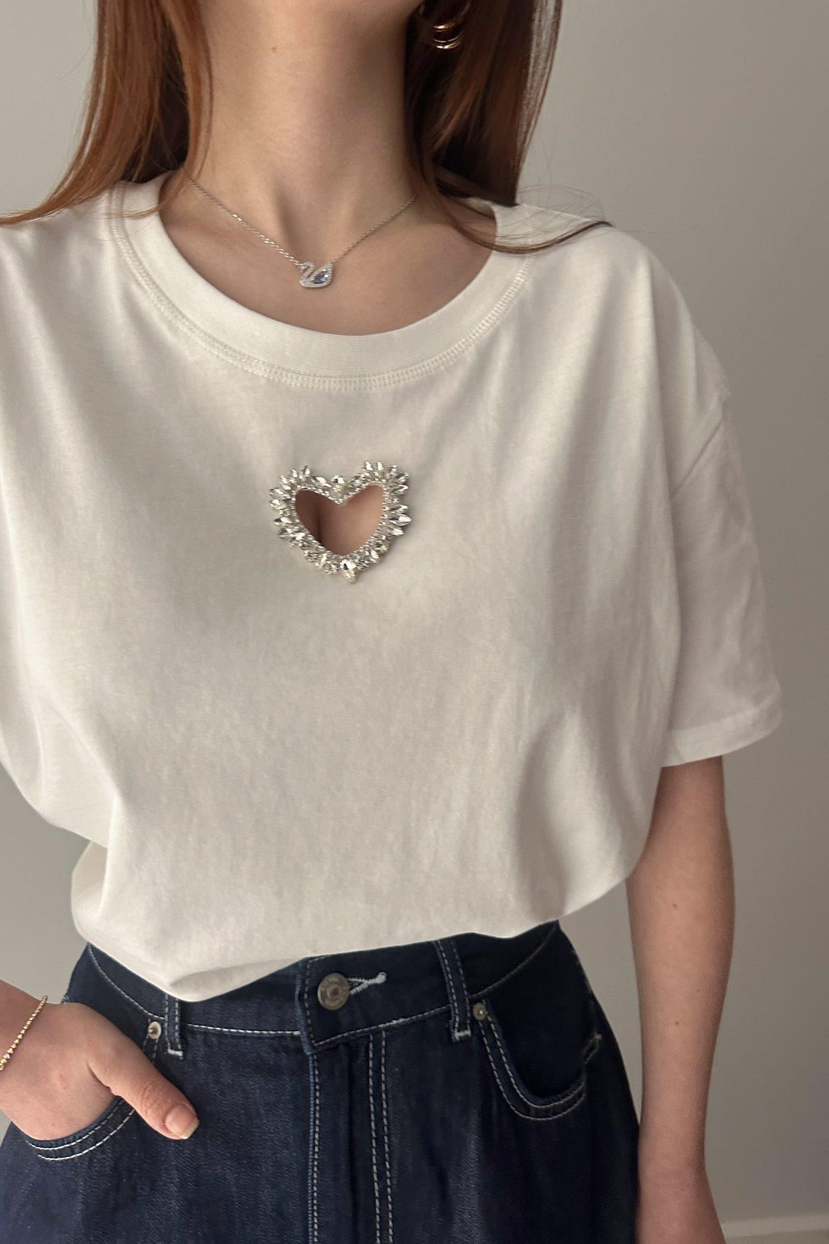 ÖNÜ KALP İŞLEMELİ TSHIRT