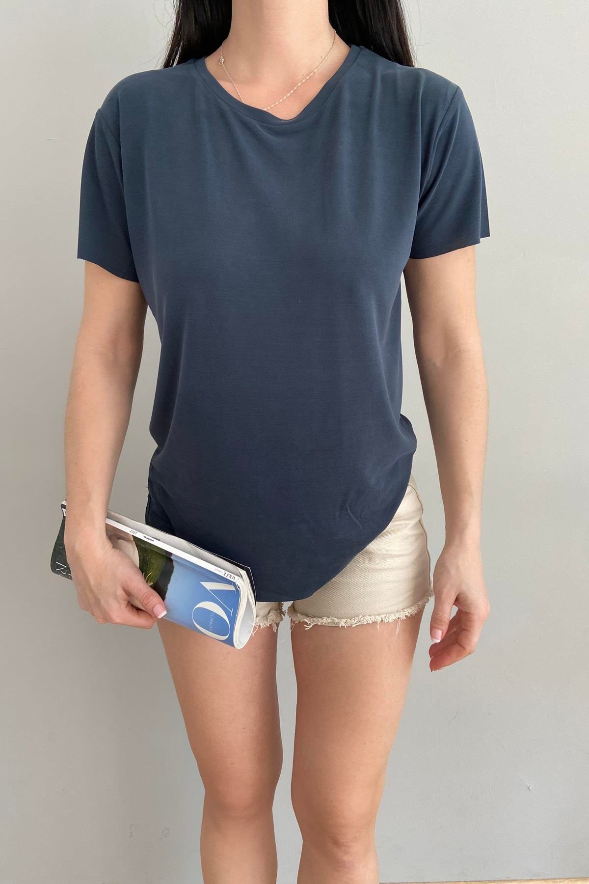 OYSHO MODEL TSHIRT