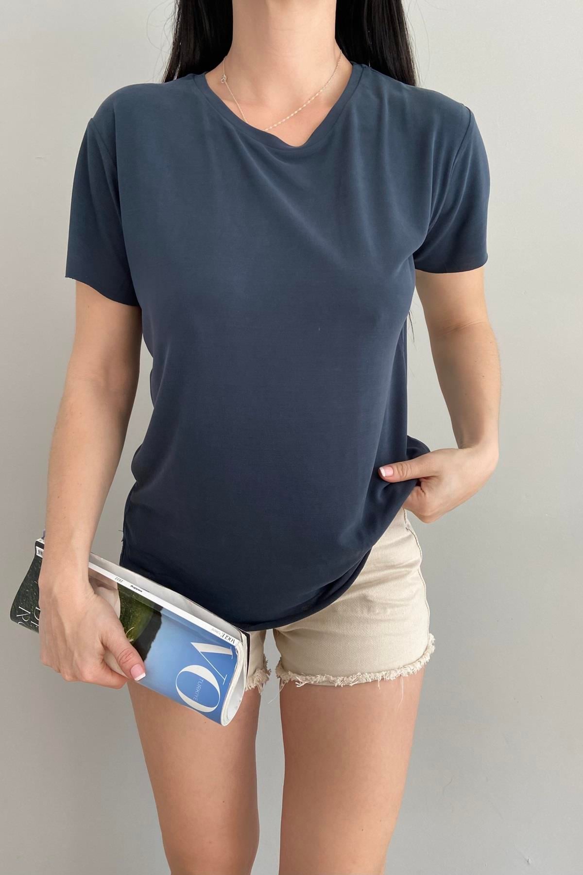 OYSHO MODEL TSHIRT