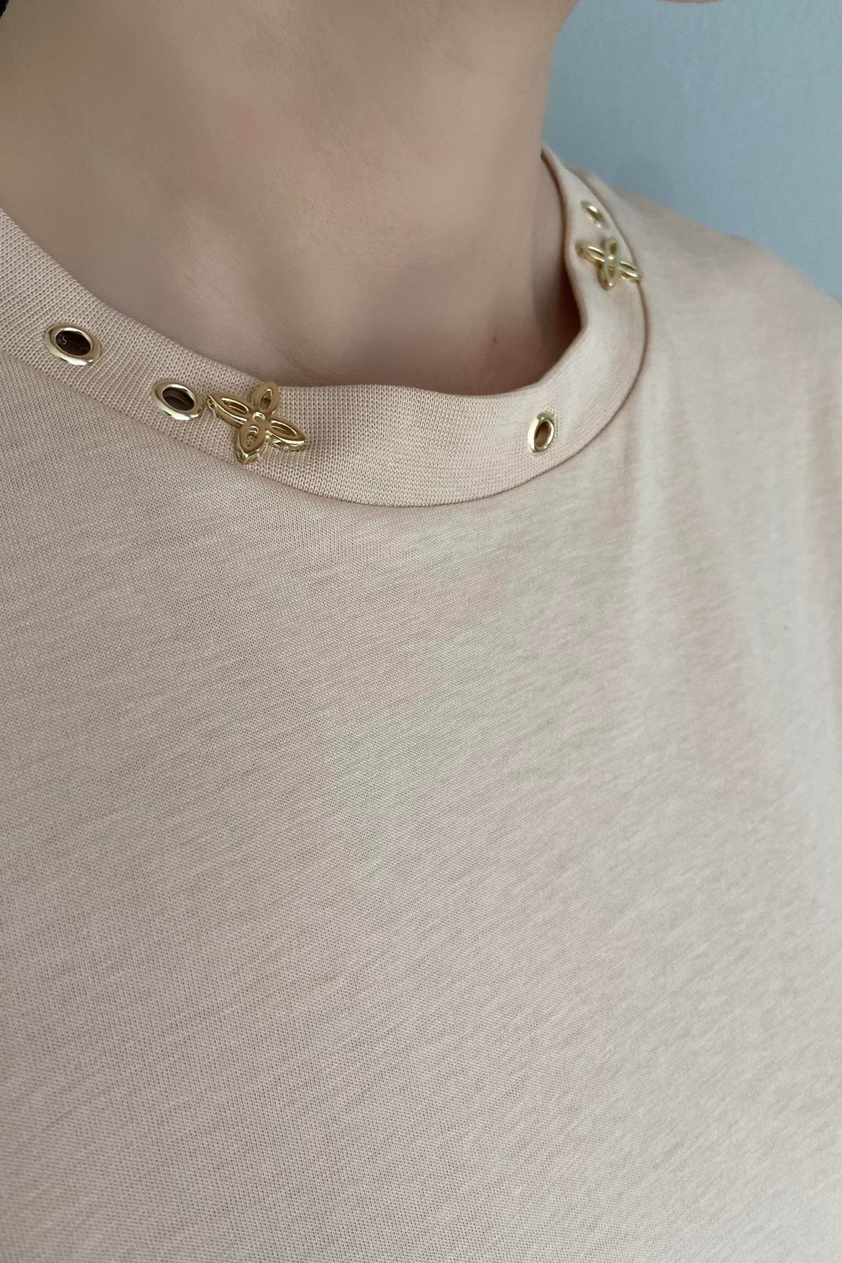 ŞERİT DETAY YAKA AKSESURLI TSHIRT