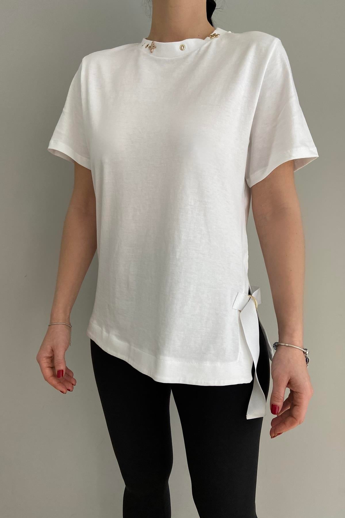 ŞERİT DETAY YAKA AKSESURLI TSHIRT