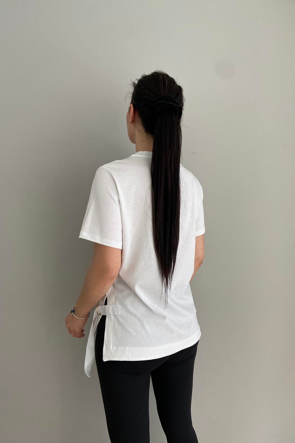 ŞERİT DETAY YAKA AKSESURLI TSHIRT