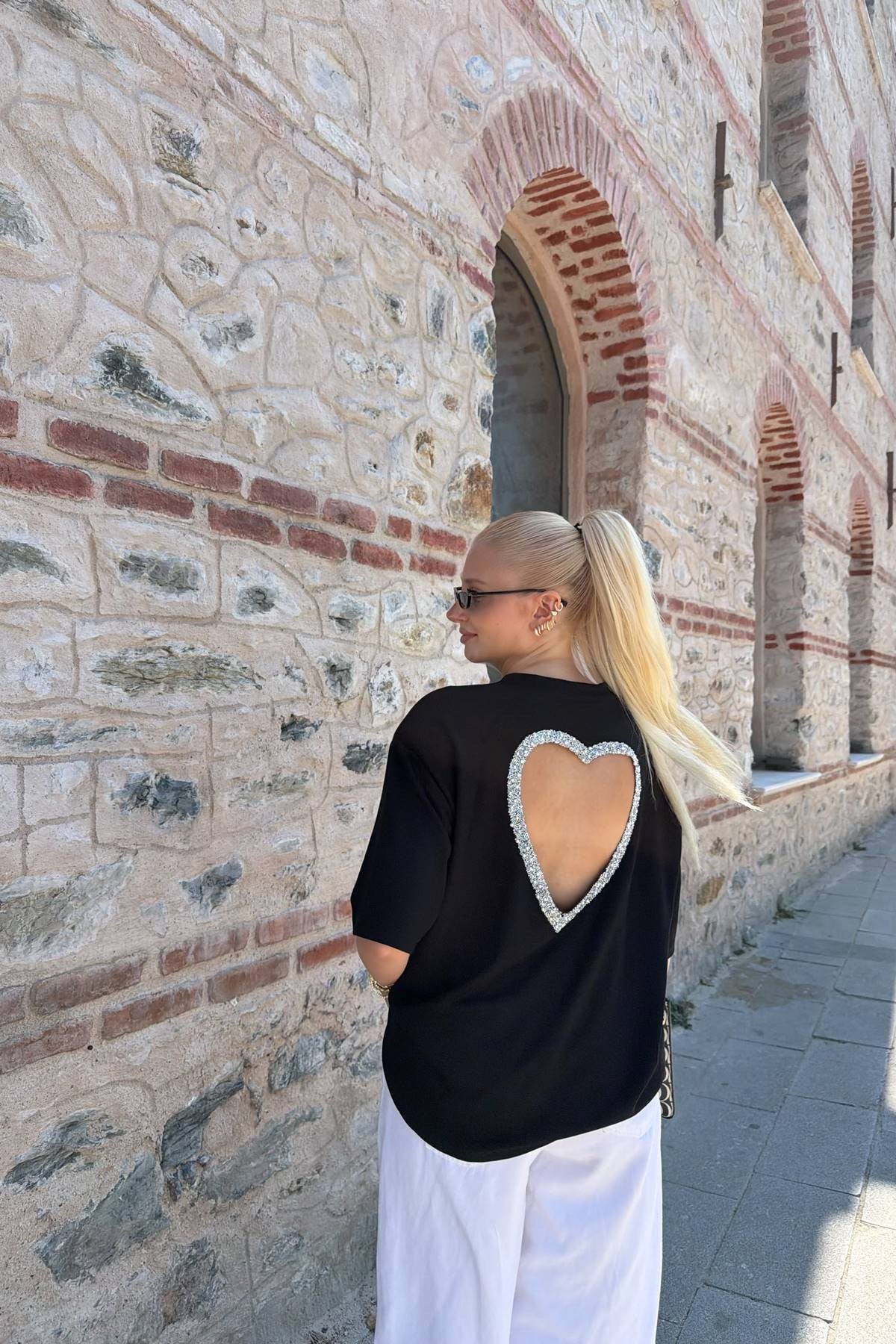 SIRTI TAŞLI KALP DETAY TSHIRT